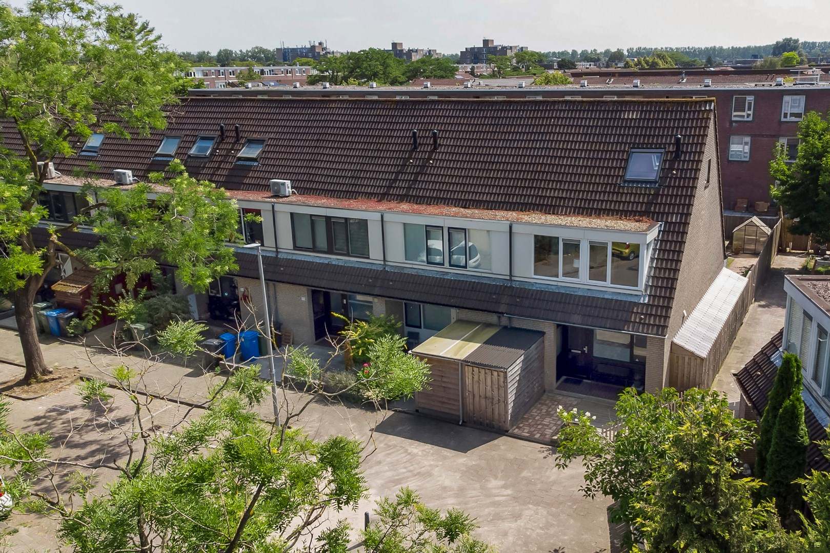 Instapklaar 5-kamer hoekwoning met 4 slaapkamers, moderne keuken en badkamer, ruime onderhoudsvriendelijke tuin en gelegen op EIGEN GROND! 