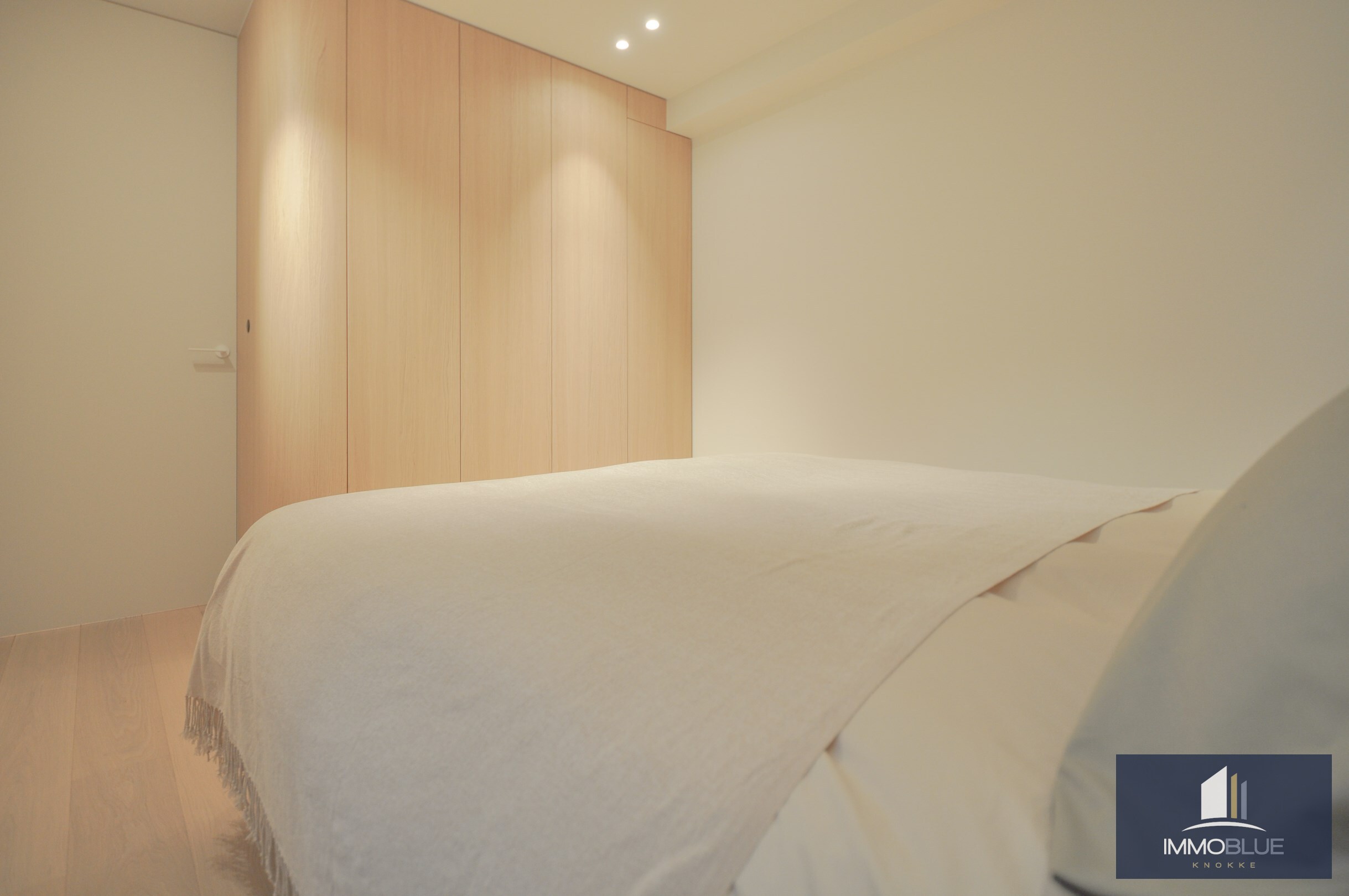 Volledig gerenoveerd appartement met een mooi zijdelings zeezicht gelegen nabij het Driehoeksplein. 