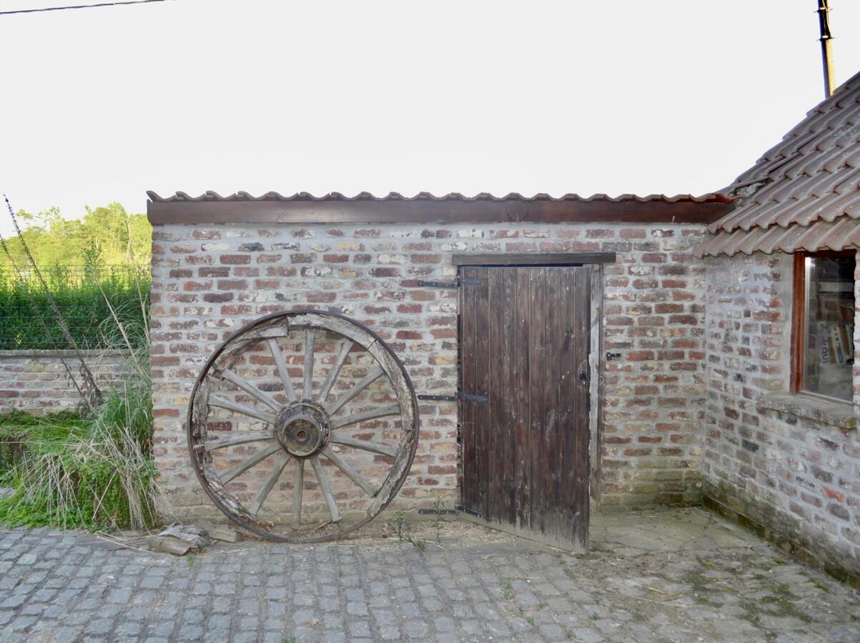 Zeer rustig gelegen hoeve te Deux-Acren (Lessen) op 3424 m&#178; met huur van ca. 5 ha. 