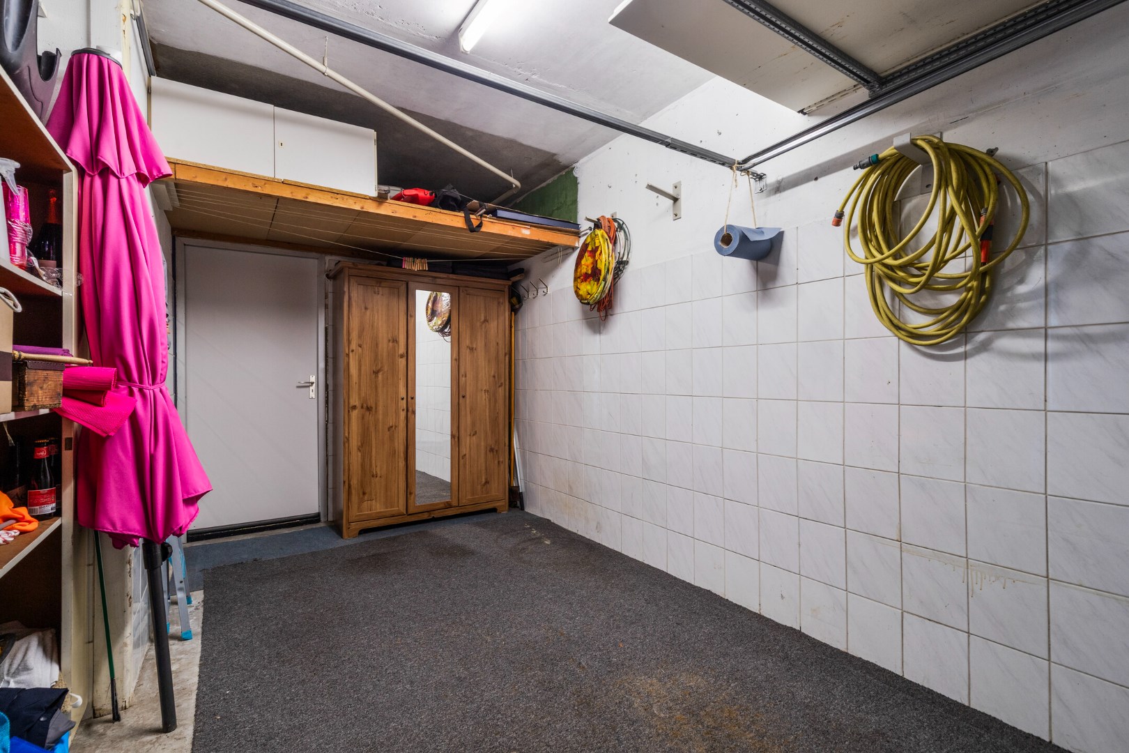 Met vrij uitzicht gelegen en goed onderhouden 5-kamer drive-in tussenwoning met kunststofkozijnen, open keuken en een diepe tuin op het westen, 