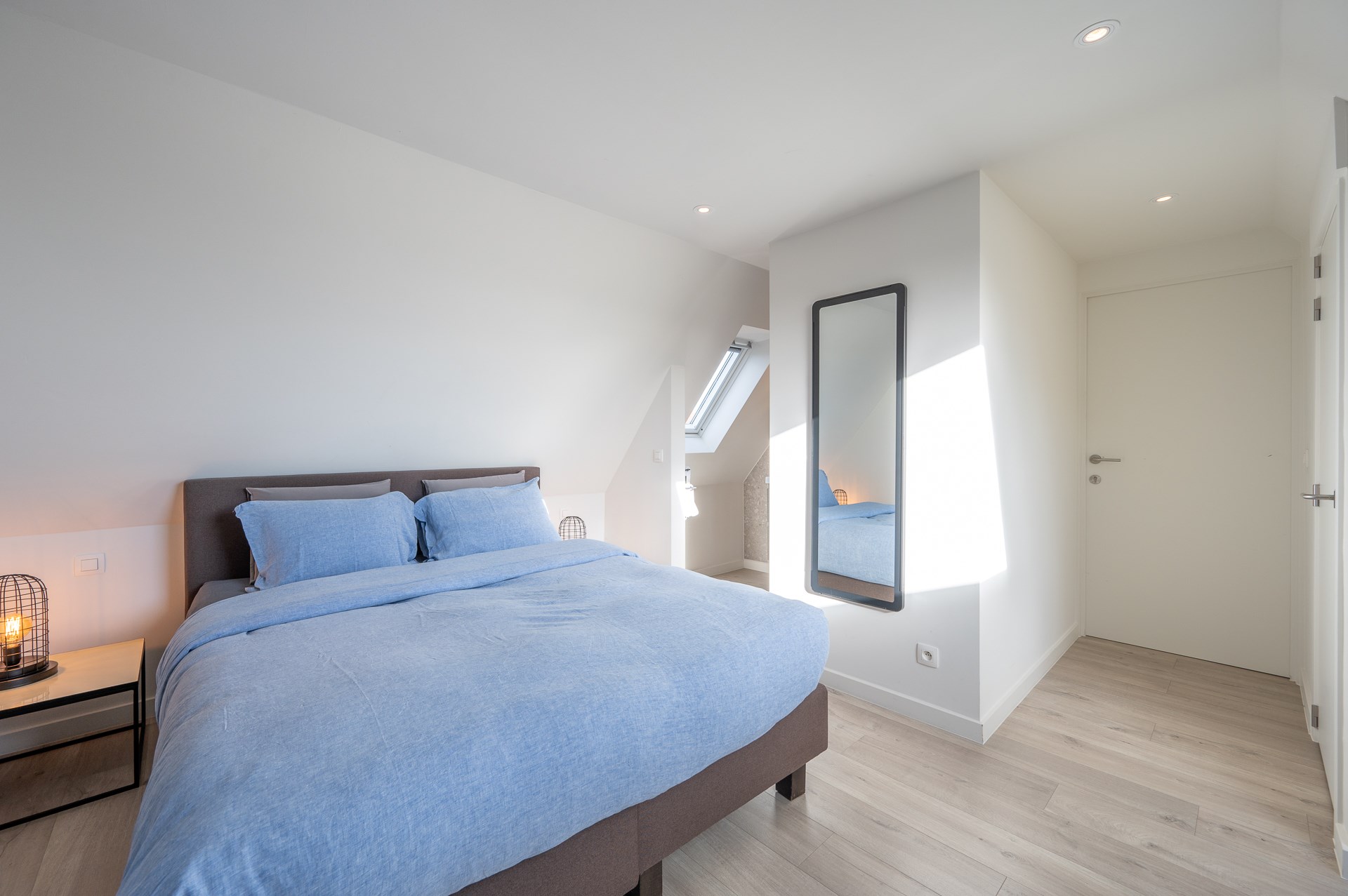 Uitzonderlijke en gerenoveerde eigendom ( 5.510 m&#178; grond ) vlakbij het centrum van Knokke-Heist en toch genietend van een uitzonderlijk open zicht over de Knokse Polders. 