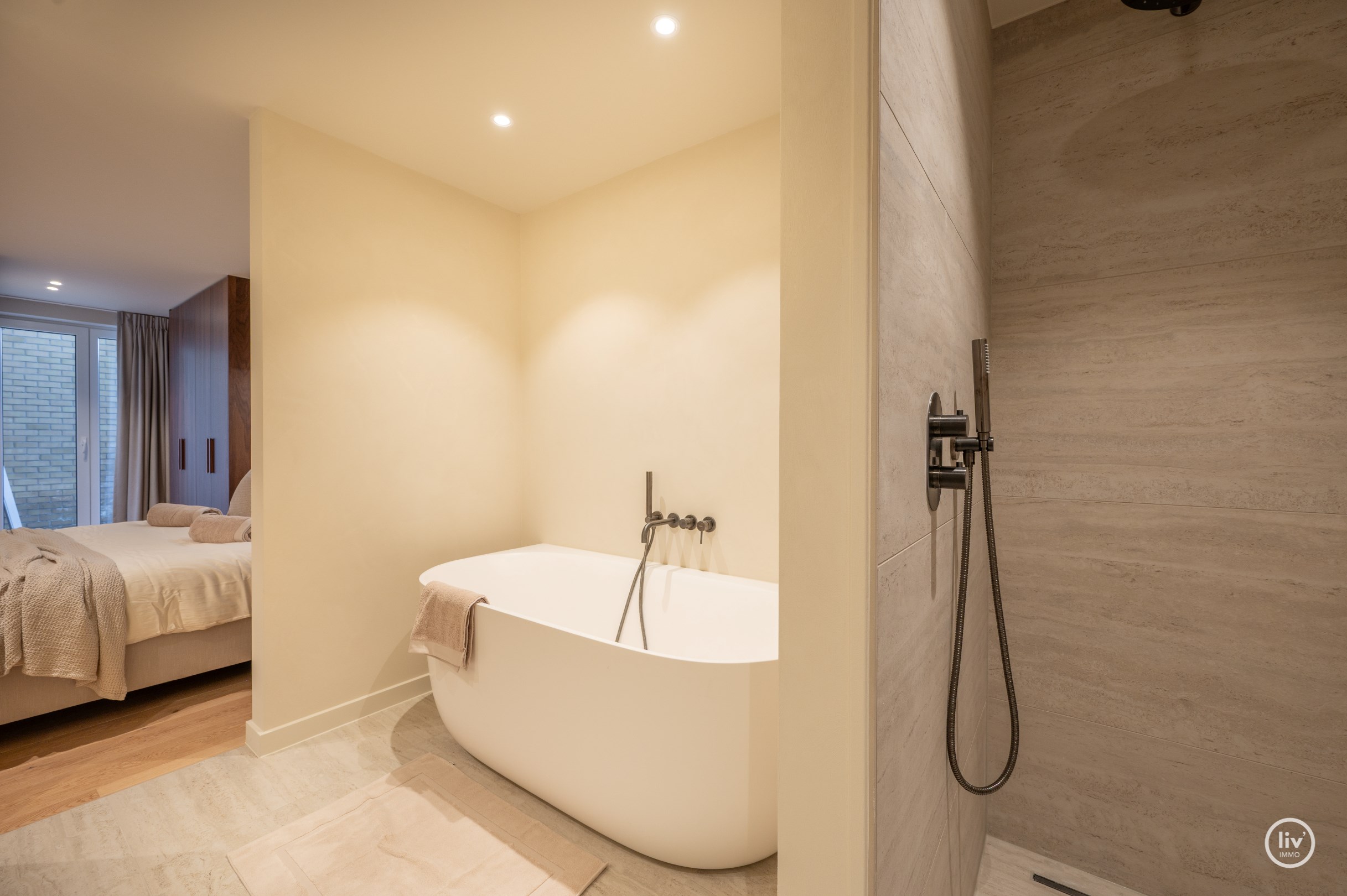 Stijlvol gerenoveerd hoekappartement  (130 m2) met royale gevelbreedte en zuidgerichte terras. 