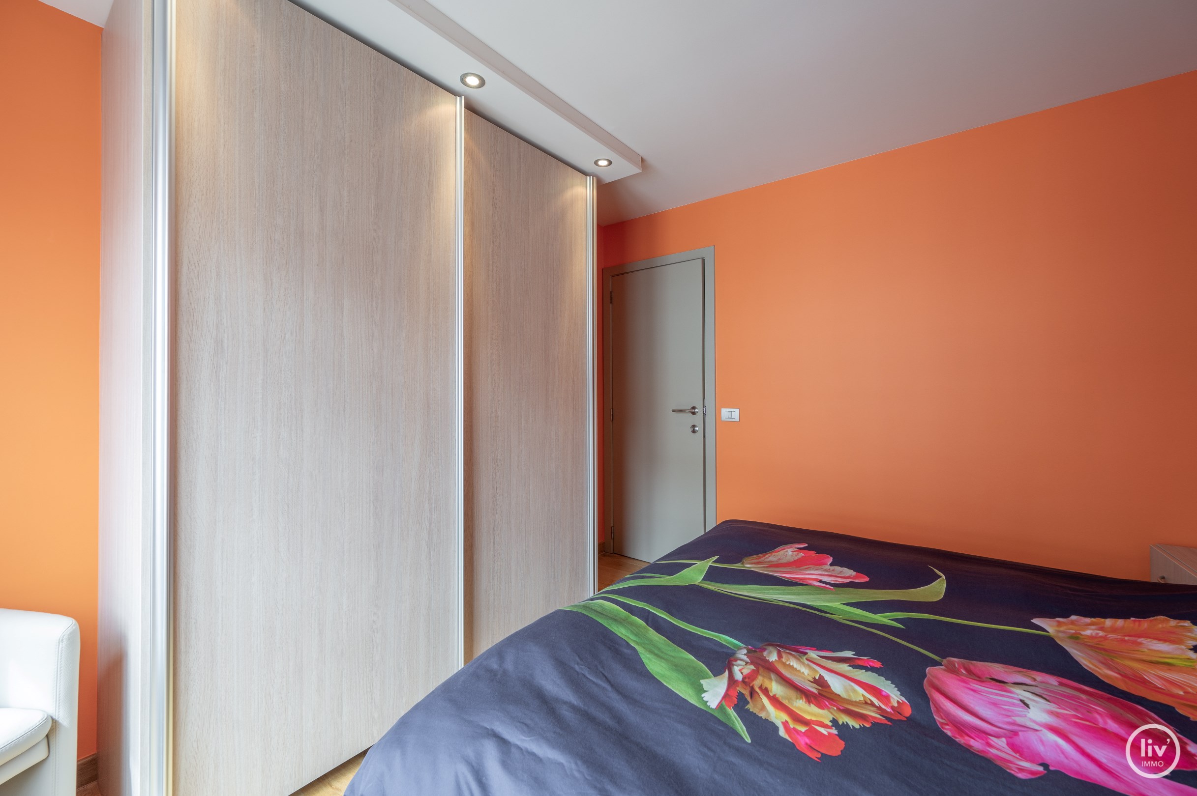Prachtig HOEKappartement met 3 slaapkamers gelegen in een recente residentie op de Dumortierlaan te Knokke. 