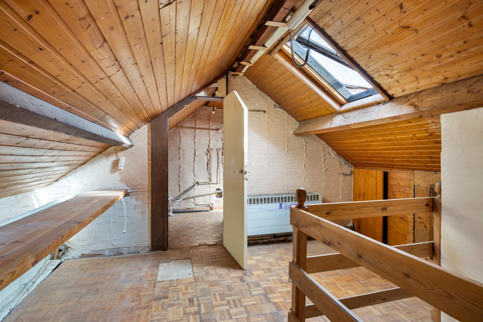 Halfopen hoekwoning met garage en dakterras op toplocatie in Kessel-Lo – renovatieproject met veel potentieel 