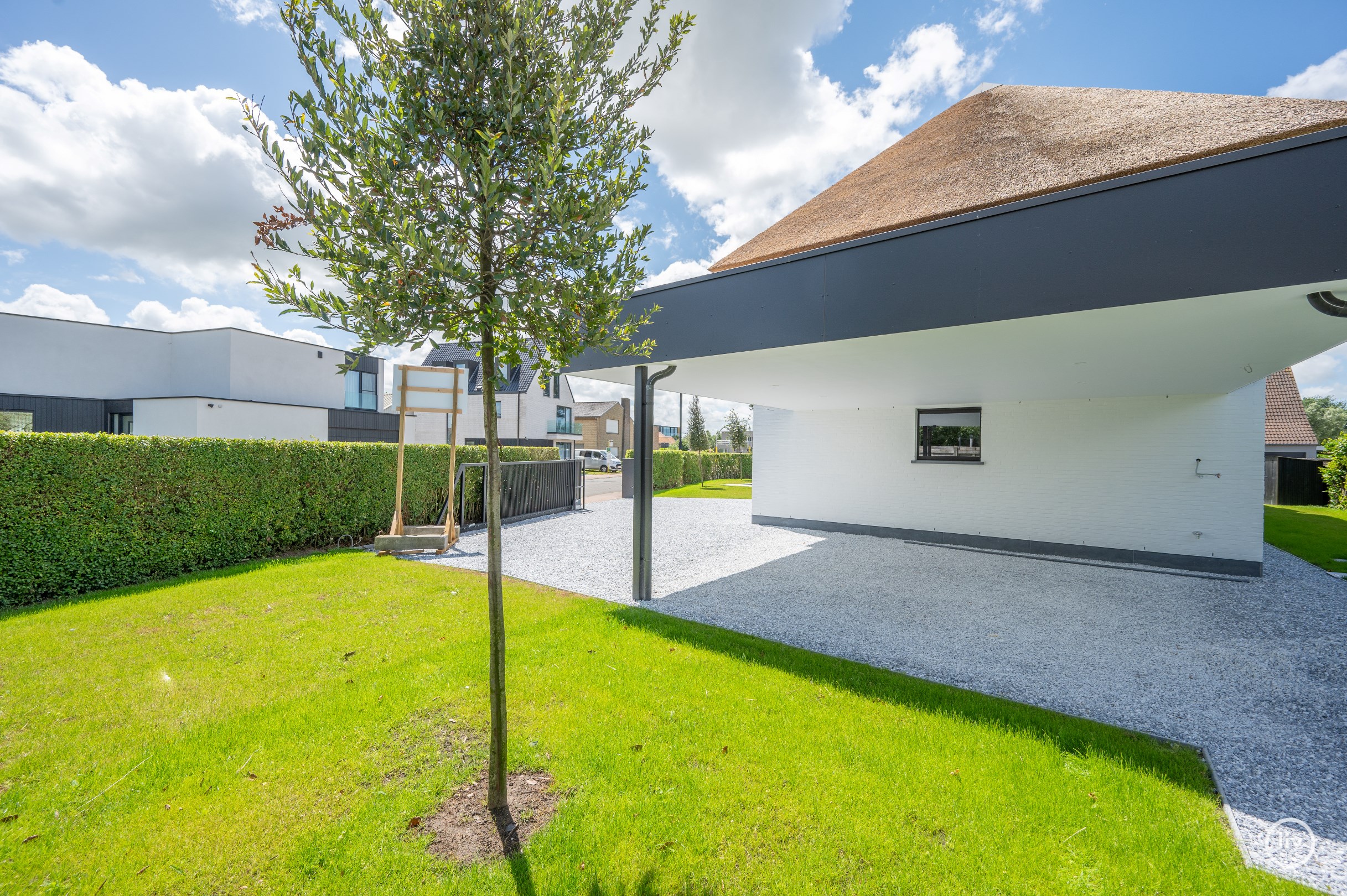 Prachtige alleenstaande en energiezuinige villa met zwembad en alle hedendaags modern comfortgelegen op een terrein van 699 m&#178; en dit in een residenti&#235;le villawijk te Knokke-Heist. 