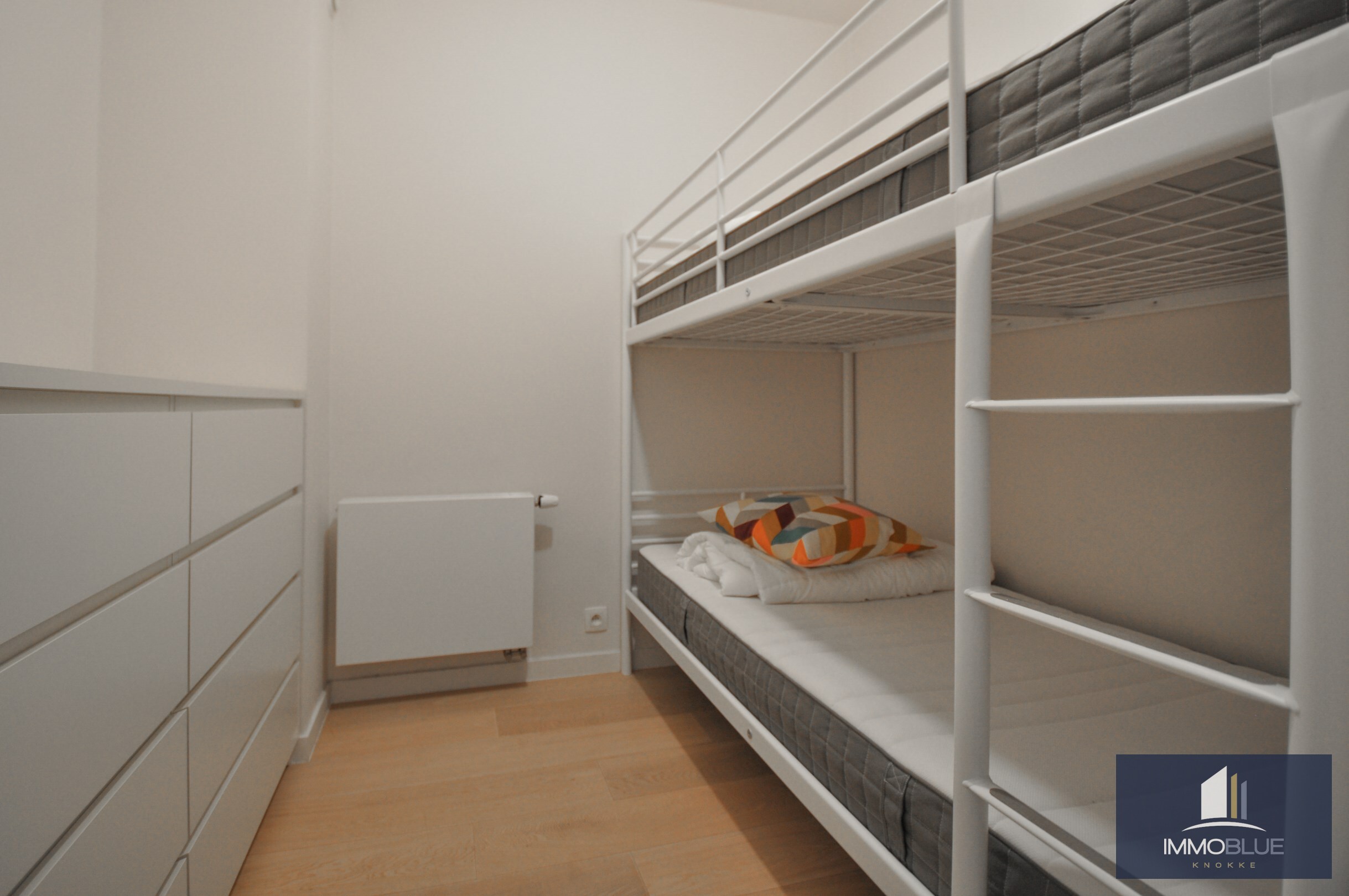 Centraal gelegen, instapklaar zonnig tweeslaapkamerappartement op enkele stappen van de zee en het commercieel centrum. 