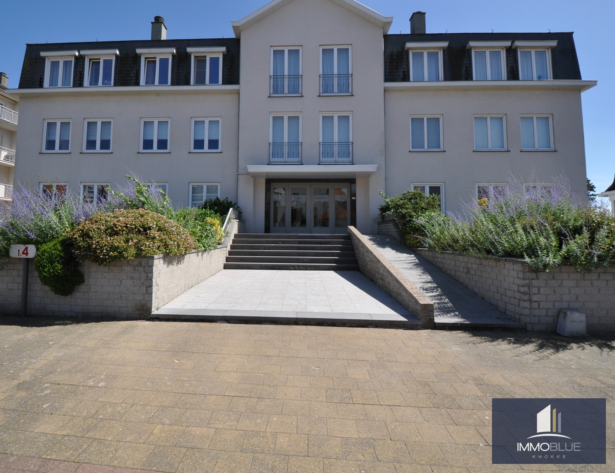 Appartement d&#39;angle enti&#232;rement r&#233;nov&#233; situ&#233; &#224; deux pas de la mer. 