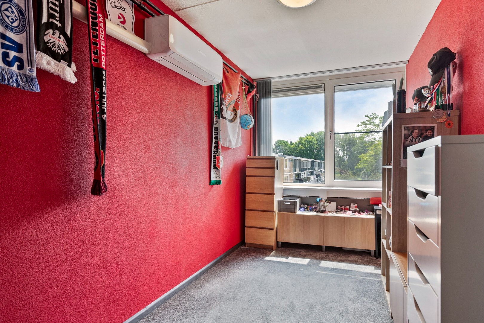 Keurige 6-kamer drive-in woning met moderne keuken, nette badkamer, 5 slaapkamers, zonnige tuin en eigen parkeerplaats! 