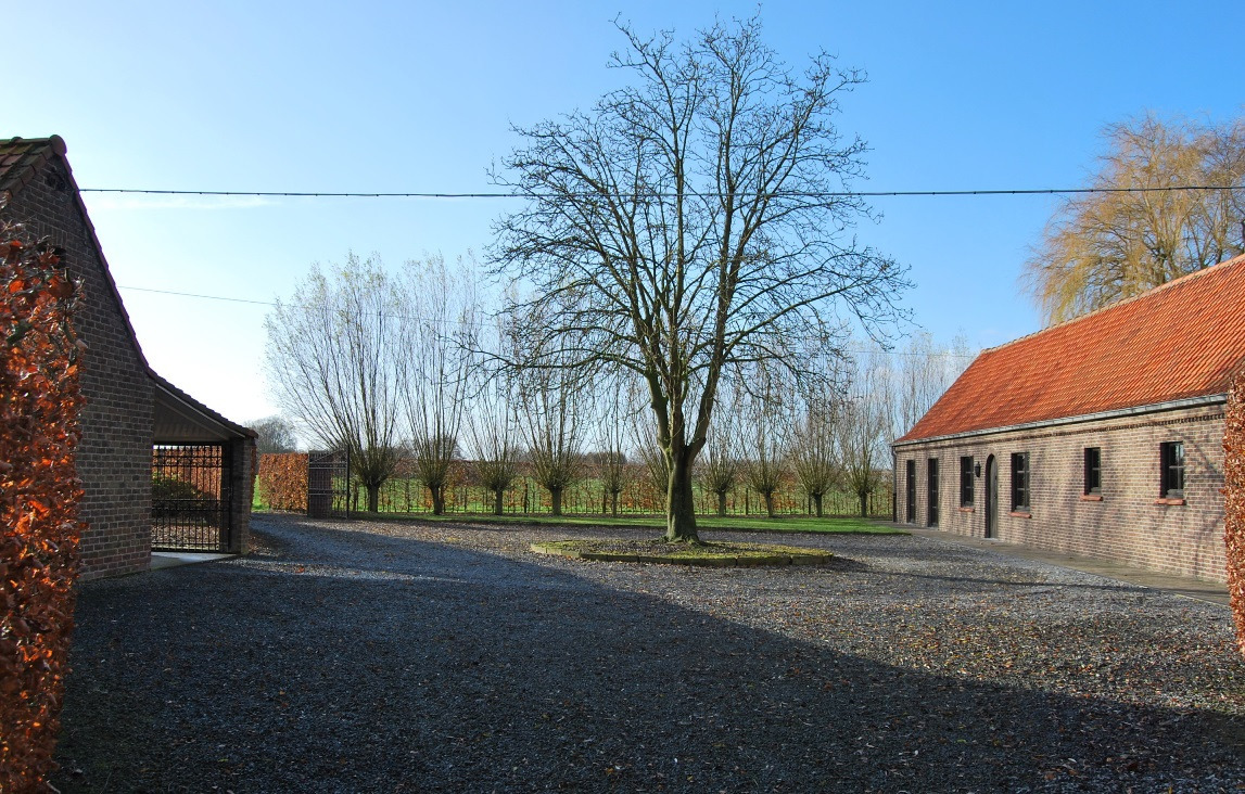 Hofstede met schuur op 2,24ha te Kruishoutem 