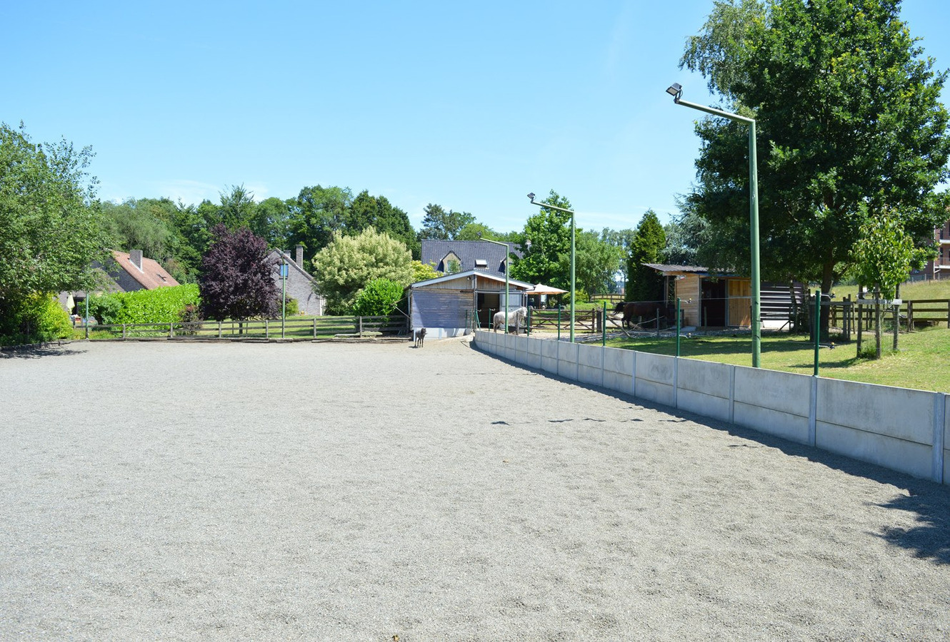 Mooie gezinswoning met stalgebouw en piste op ca. 5400m&#178; te Dworp 