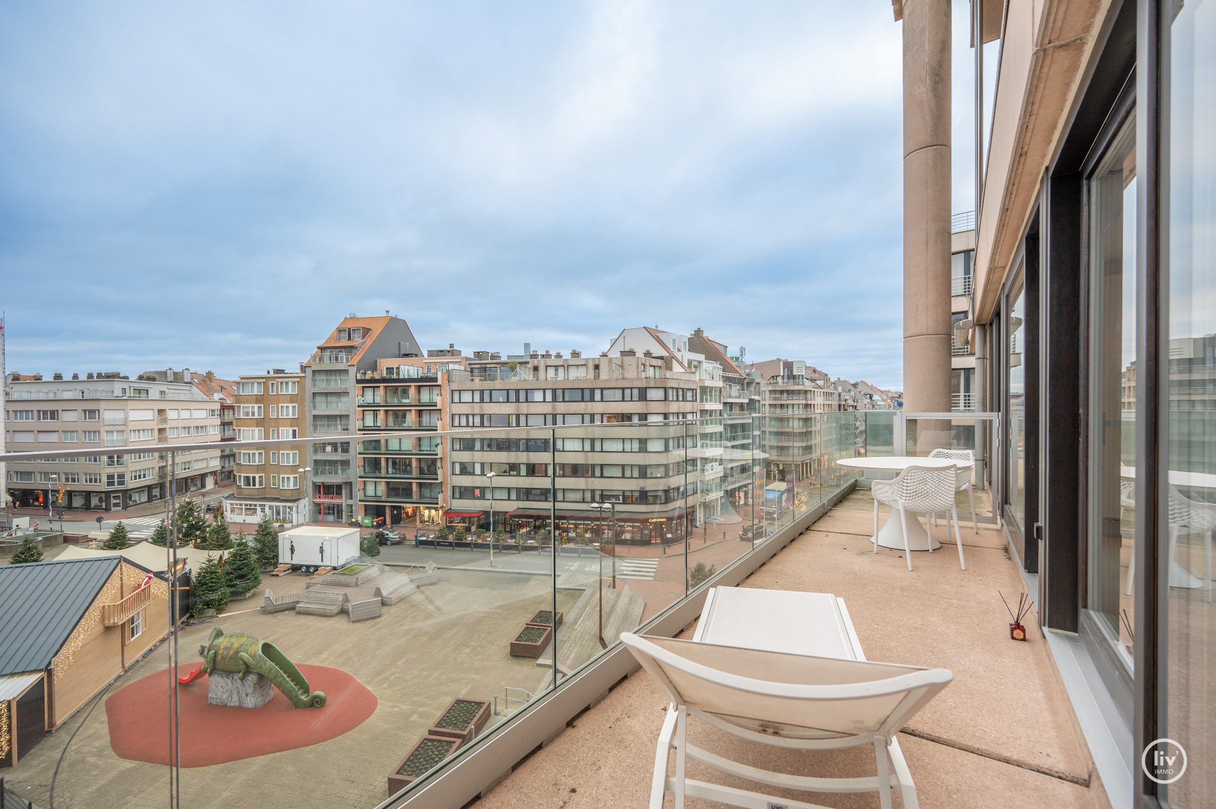 Appartement spacieux (115 m&#178;) et enti&#232;rement r&#233;nov&#233; avec une magnifique vue sur la mer, id&#233;alement situ&#233; sur la place Van Bunnen &#224; Knokke. 