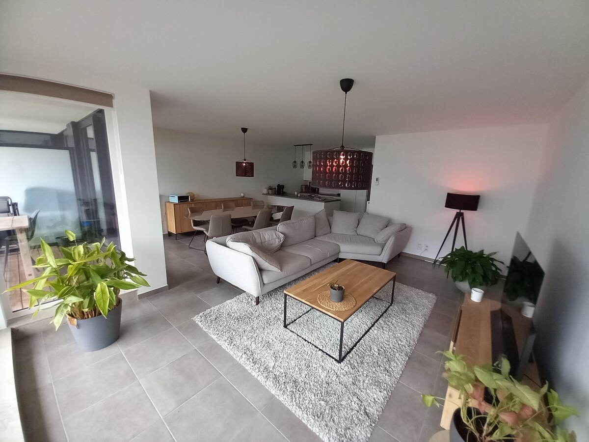 Ruim lichtrijk appartement op tweede verdieping 