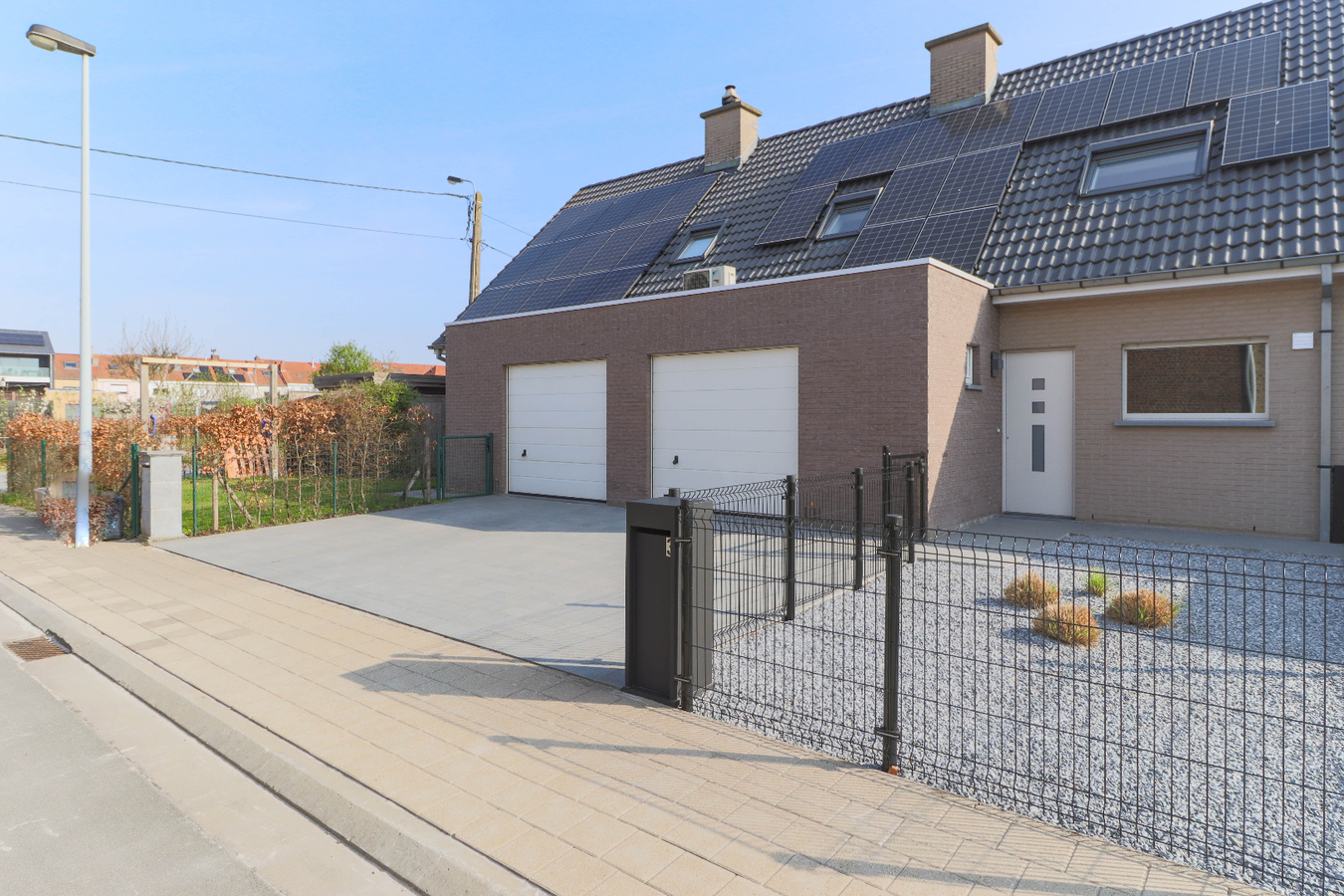 Hoogwaardig afgewerkte woning met garage en tuin te Harelbeke! 