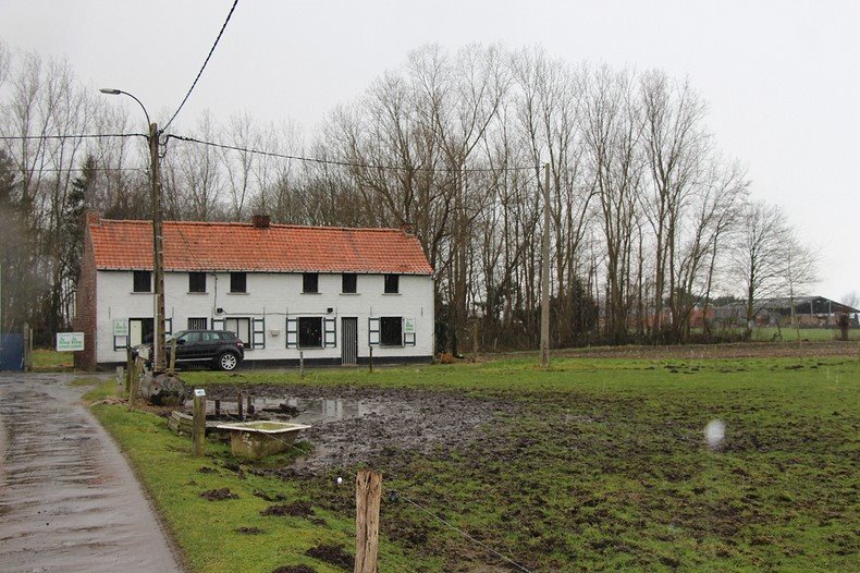 Te renoveren dubbele woonst met schuur te Ichtegem 