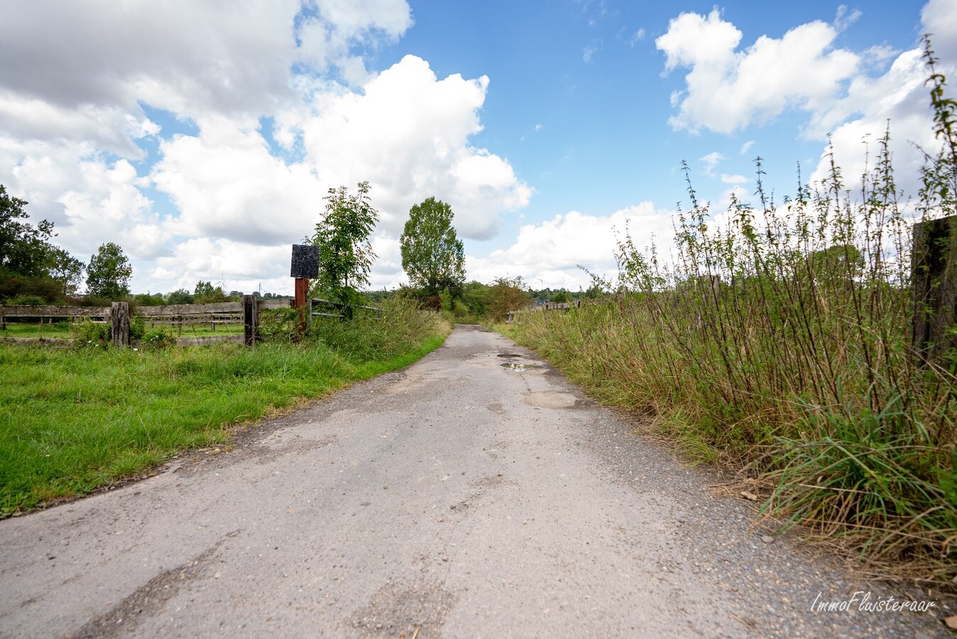 Equestrian property with house to be renovated at ca. 90a in Wonck (Bitsingen). 