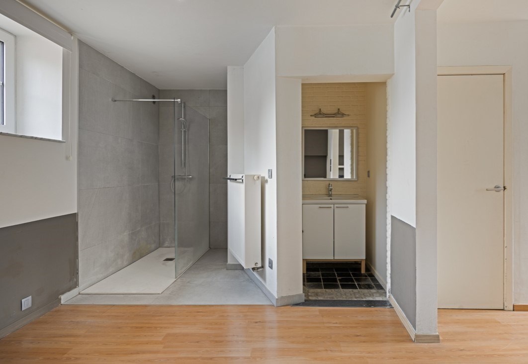 Polyvalente ruimte / bureel / met douche