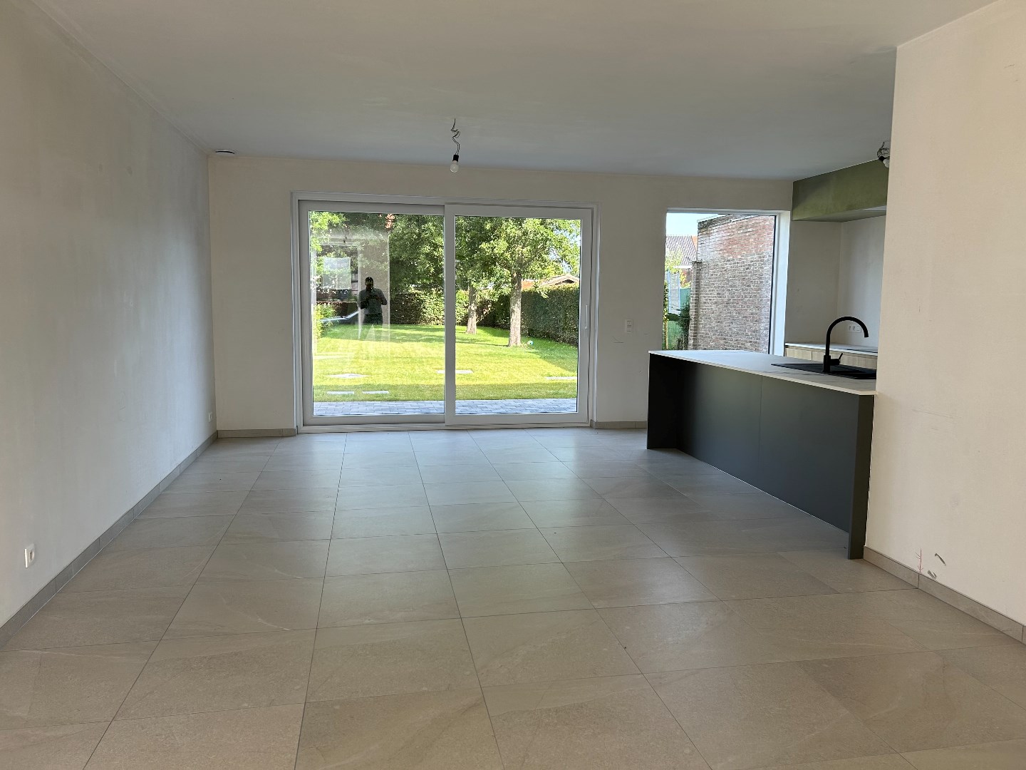 Kwalitatieve gezinswoning met garage en tuin op 442m&#178; 