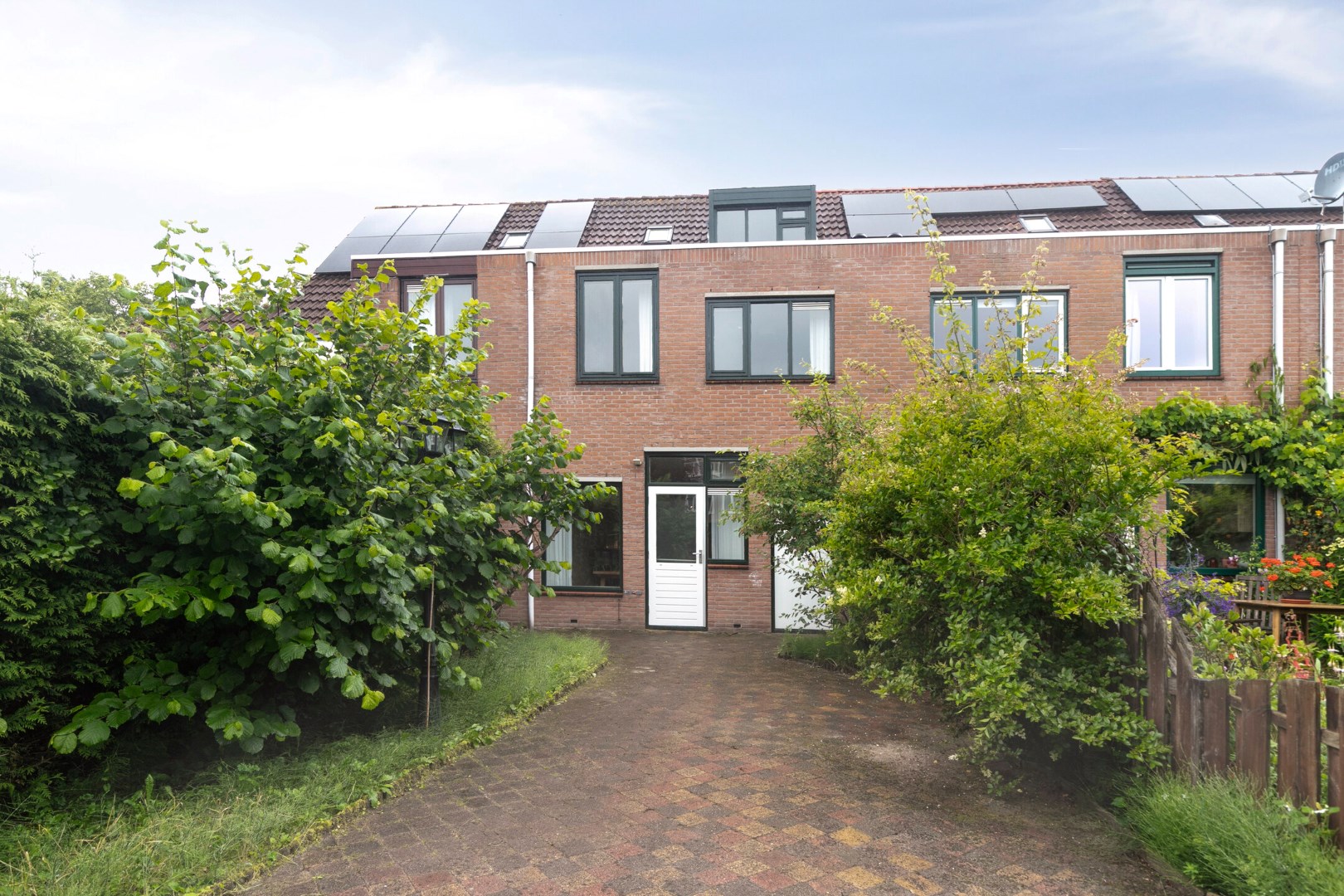 Keurige 5-kamer tussenwoning met fraaie keuken en badkamer, ruime achtertuin en gelegen op eigen grond! 