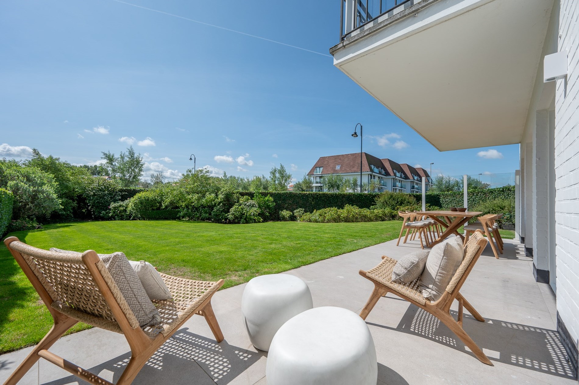 Magnifiek gerenoveerd HOEKappartement met tuin in een villaresidentie op enkele passen van  het strand, hartje Zoute. 