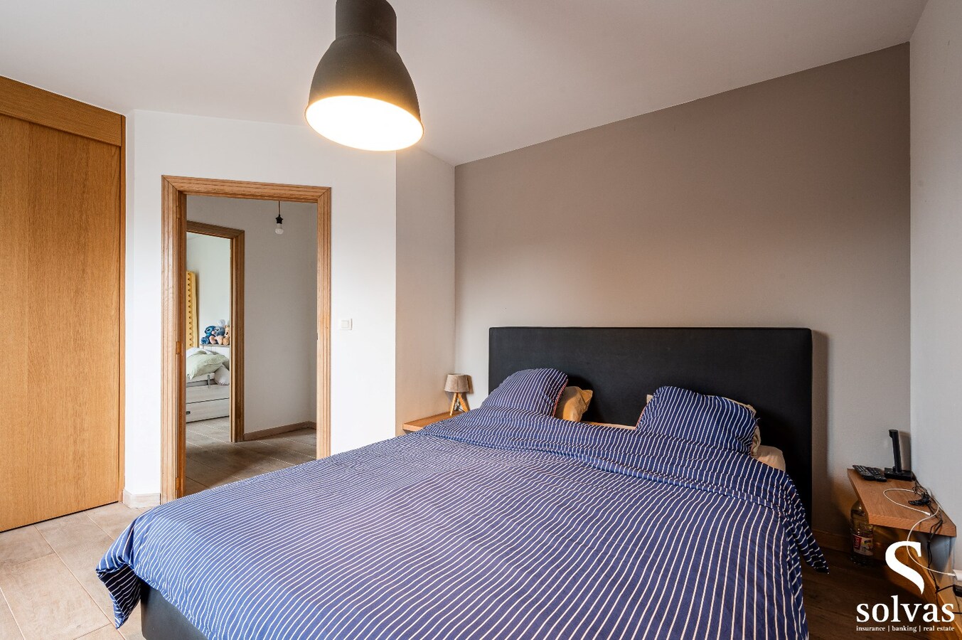 Instapklare woning met loods en prachtig aangelegde tuin en zwembad 