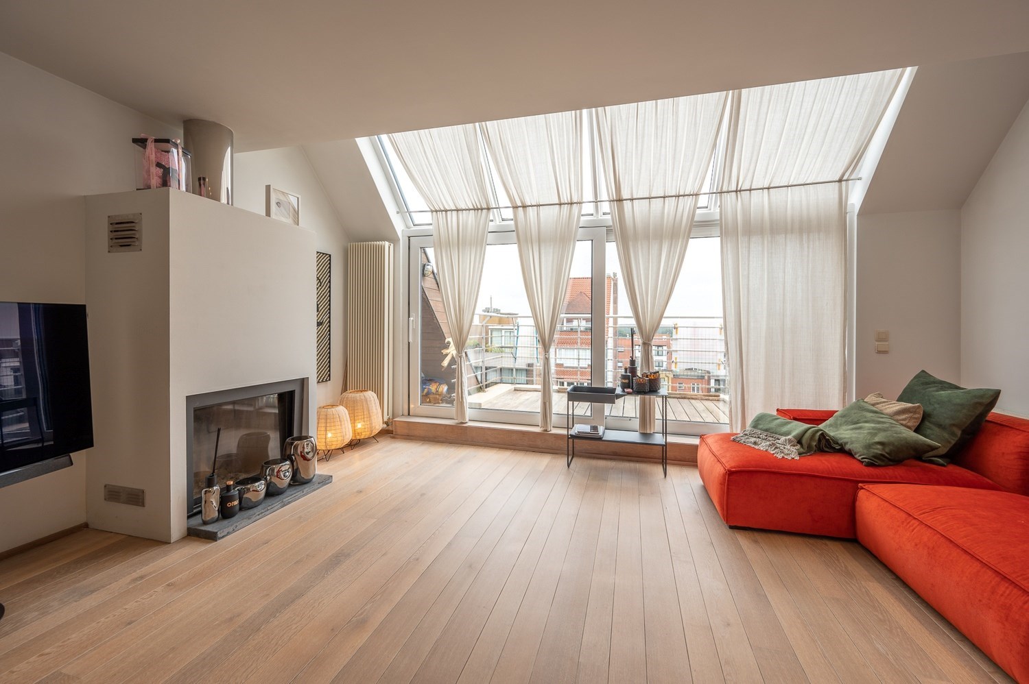 Zeer gezellige duplex met mooie terrassen, op de Lippenslaan met open haard! 