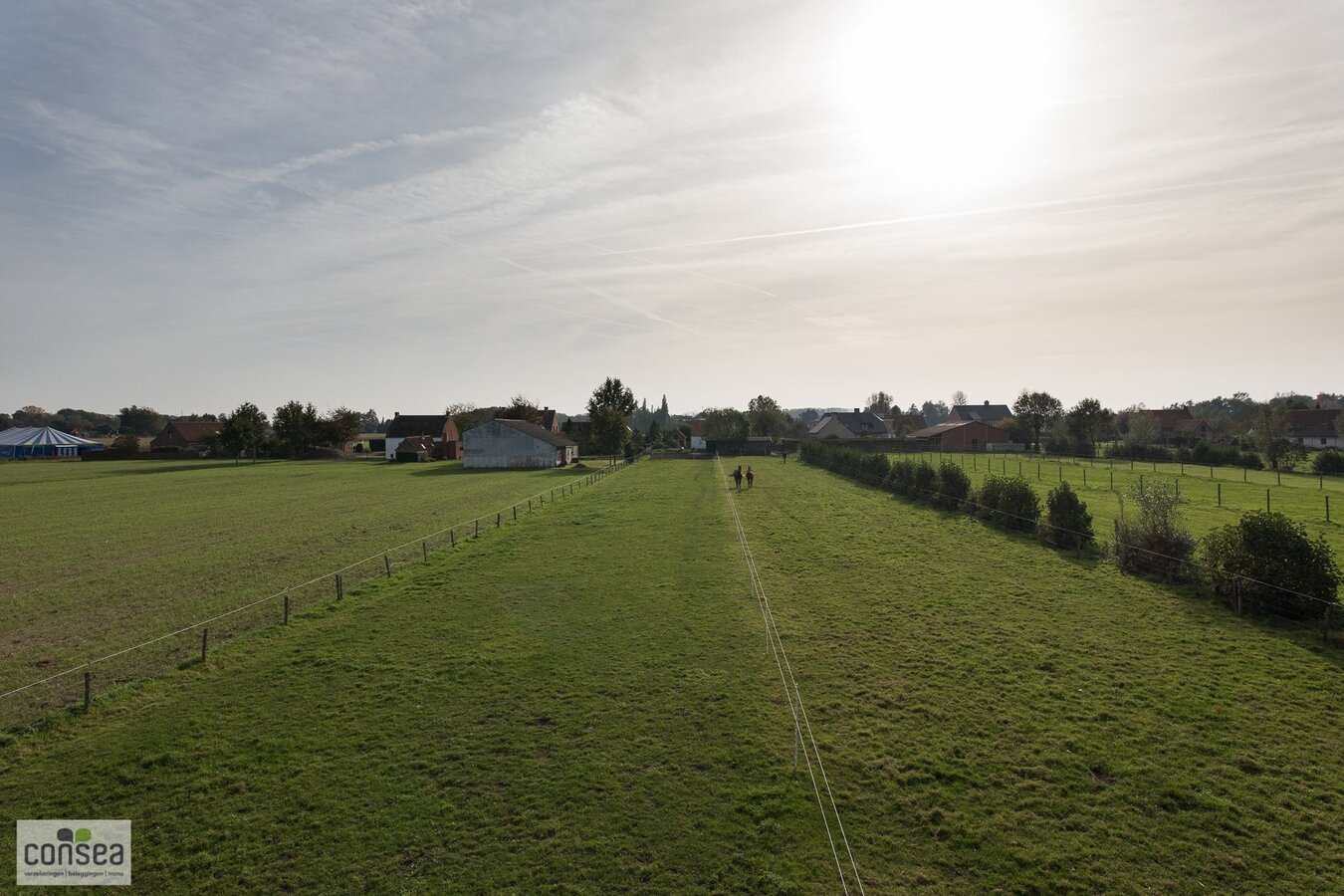 TE KOOP: SUBLIEM GELEGEN HOEVE OP EEN BUITENGEWONE OPPERVLAKTE. 