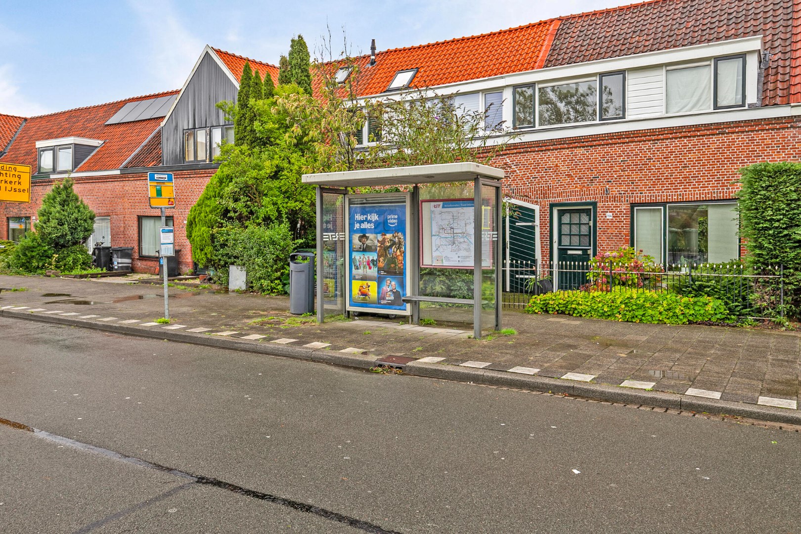 Handige starter of klusser opgelet! Karakteristieke 4-kamer woning met 2 ruime slaapkamers, ruime badkamer en diepe tuin op eigen grond gelegen! 