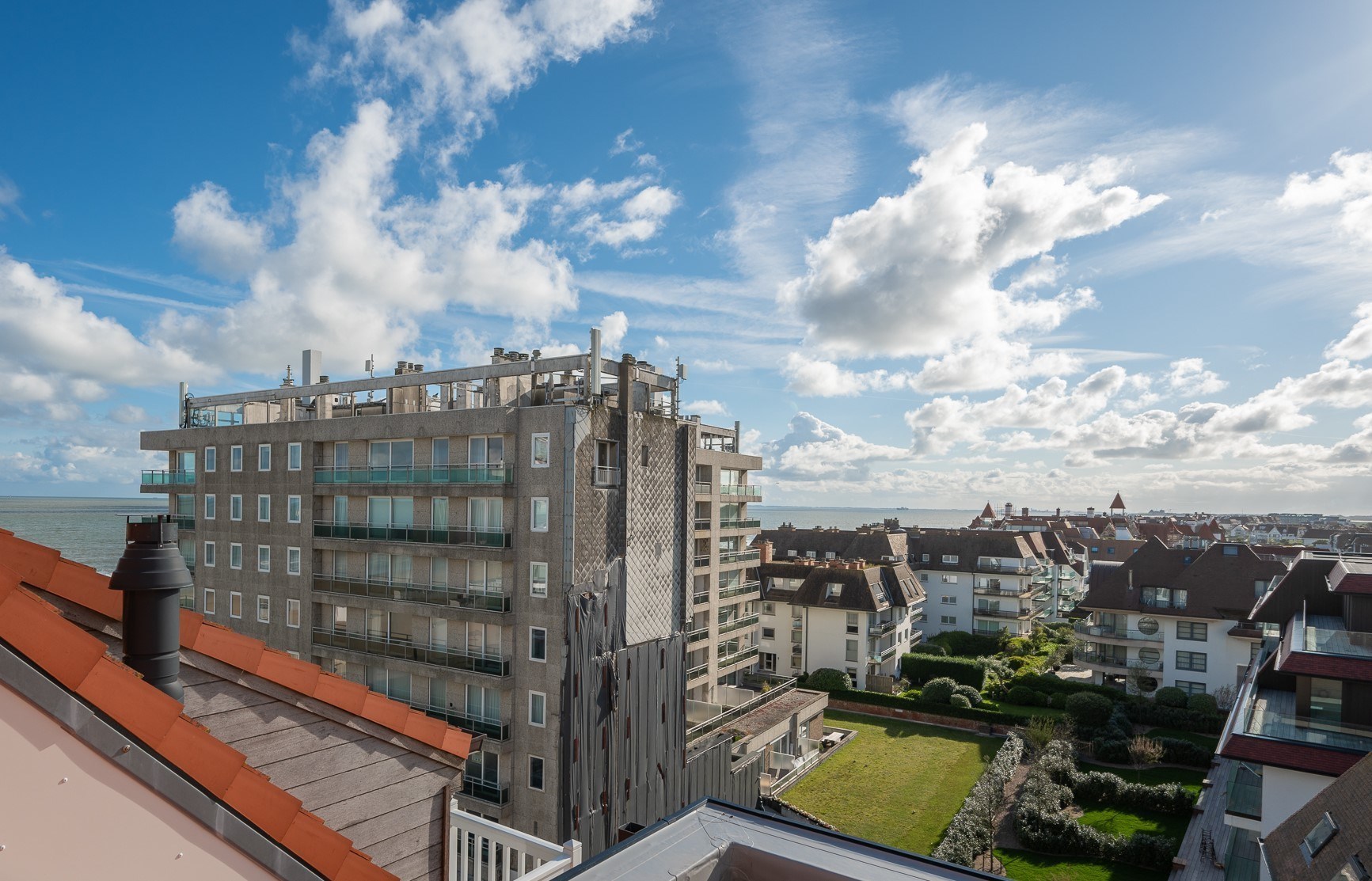 Nieuwbouw duplex appartement met prachtige zichten op de minigolf en zijdelings zeezicht gelegen vlakbij de Kustlaan te Knokke. 