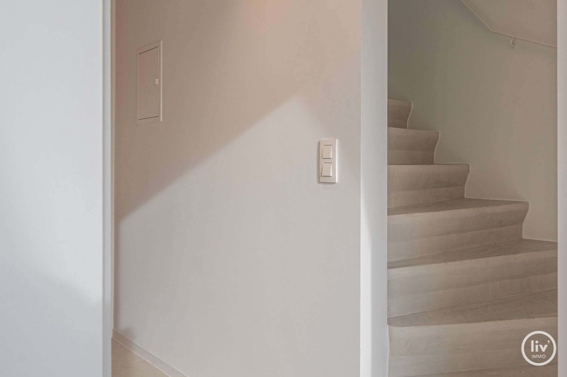 Prachtig gerenoveerd duplex appartement met ruim Westgericht terras gelegen op de Lippenslaan te Knokke. 