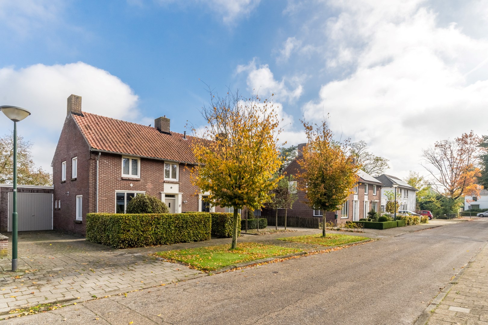 Smaakvol gemoderniseerde en uitgebouwde tweekapper met inpandige garage en diepe tuin. Energielabel C. 