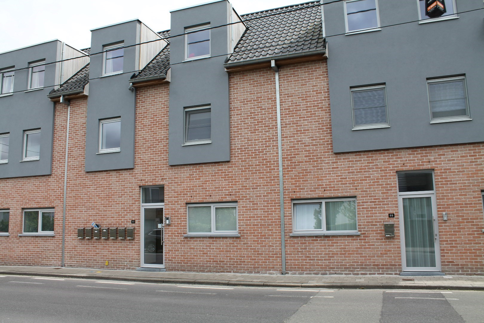 Recent gelijkvloers appartement van 106m&#178; met terras, tuintje en autostaanplaats incl. 