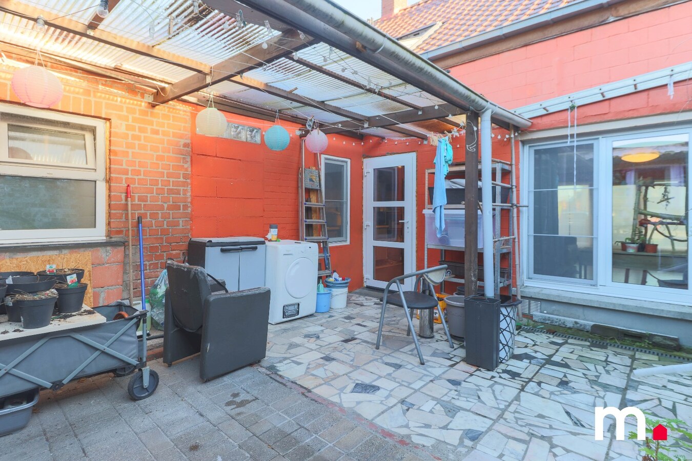 Halfopen bebouwing met oprit en tuin te Roeselare ! 