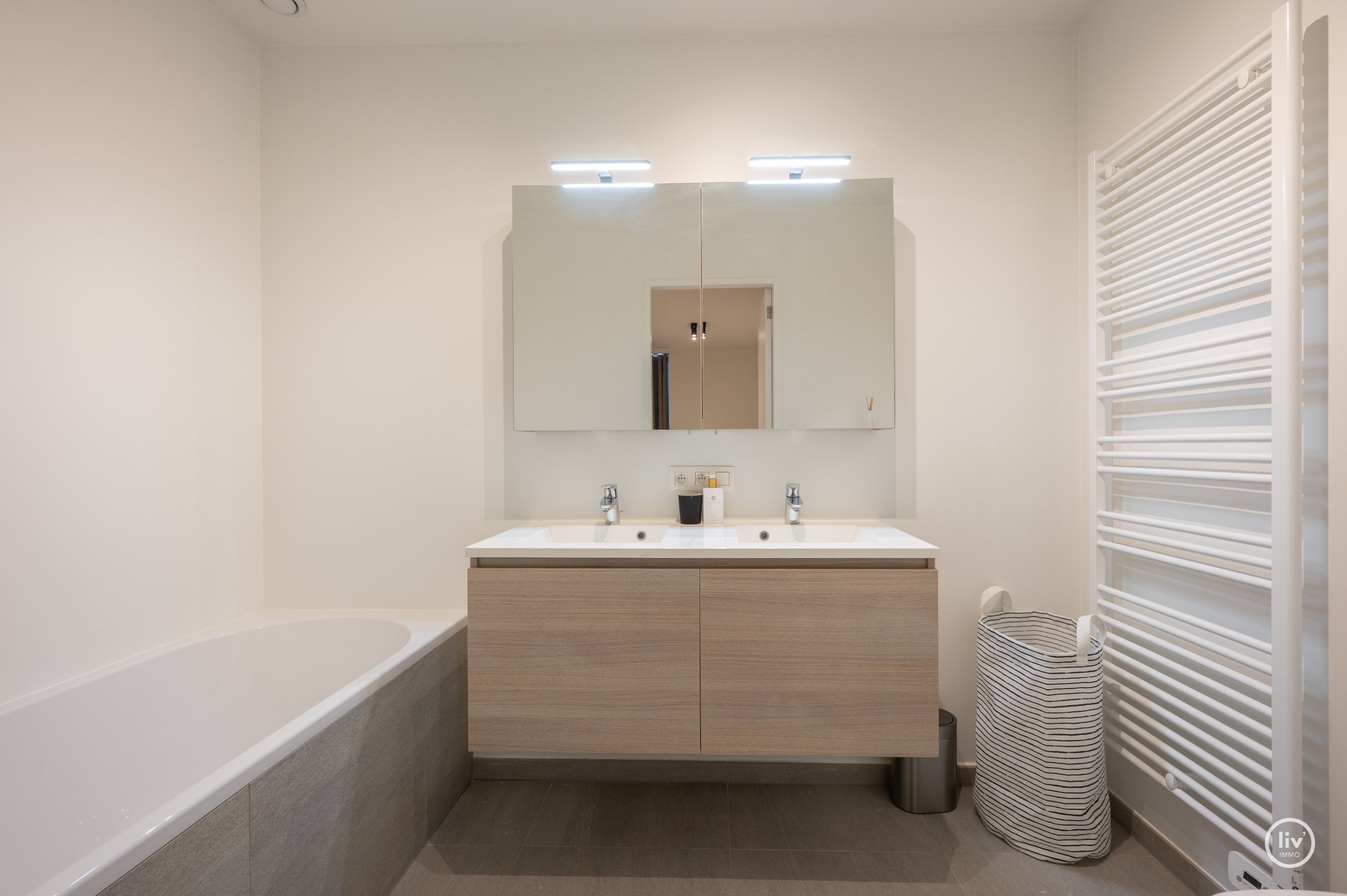 Luxueus afgewerkt appartement met 2 slaapkamers genietend van een open zicht gelegen in de Piers de Raveschootlaan. 