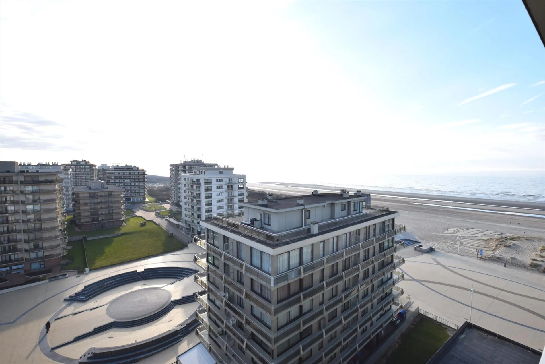 Ruim appartement met groot terras van 35m² met zeezicht in centrum De Panne