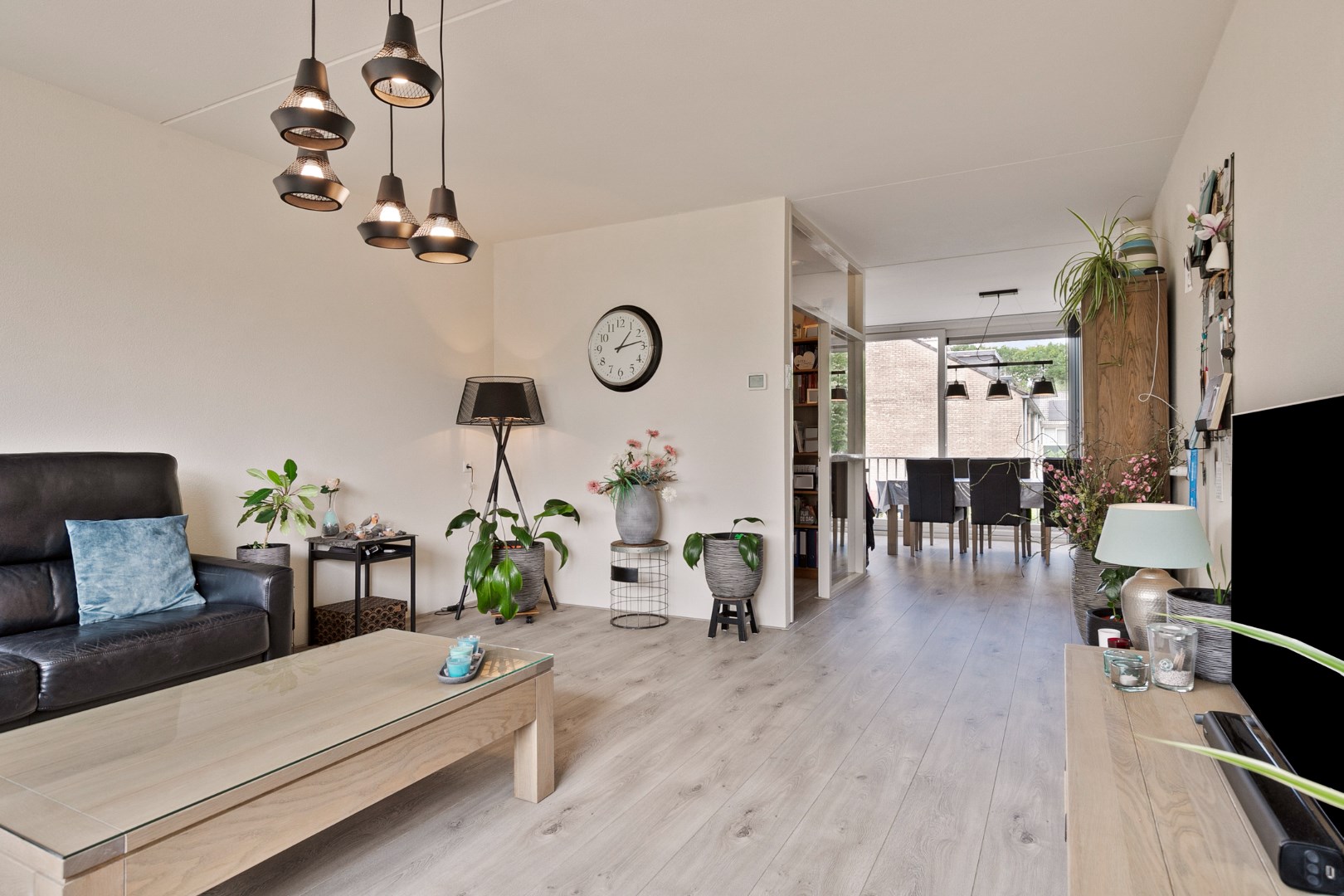 Keurige 6-kamer drive-in woning met moderne keuken, nette badkamer, 5 slaapkamers, zonnige tuin en eigen parkeerplaats! 