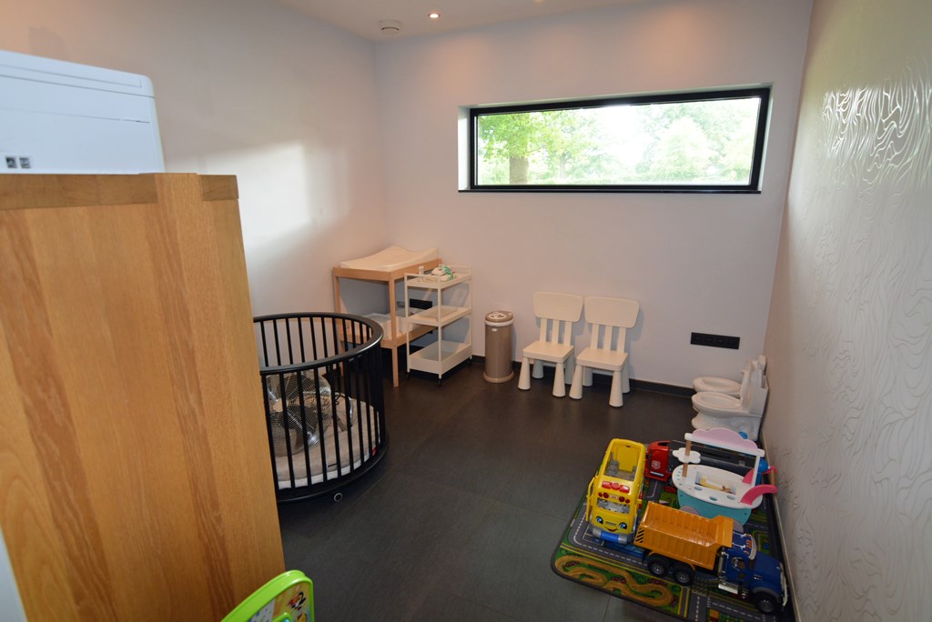 Moderne, energiezuinige woning met 4 slpks op 7a 7ca. 