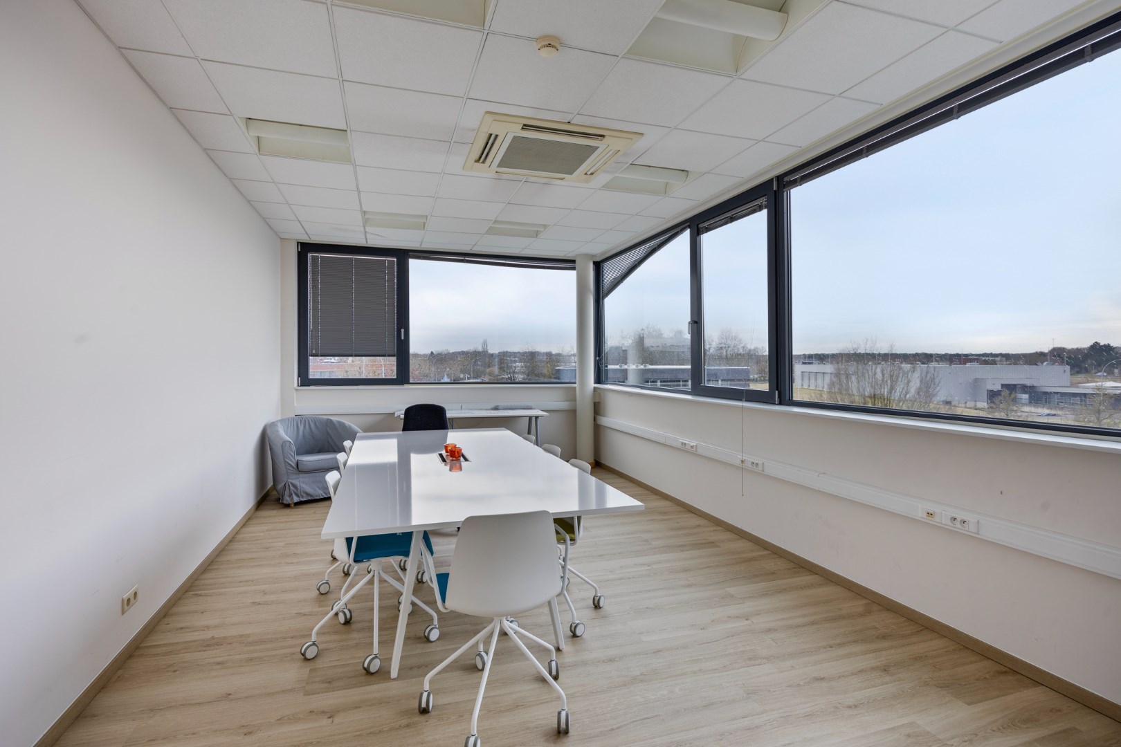 Kantoor te koop in het industriepark te Haasrode/Heverlee met 14 parkings - opp. 626 m&#178; - verkoop van aandelen 