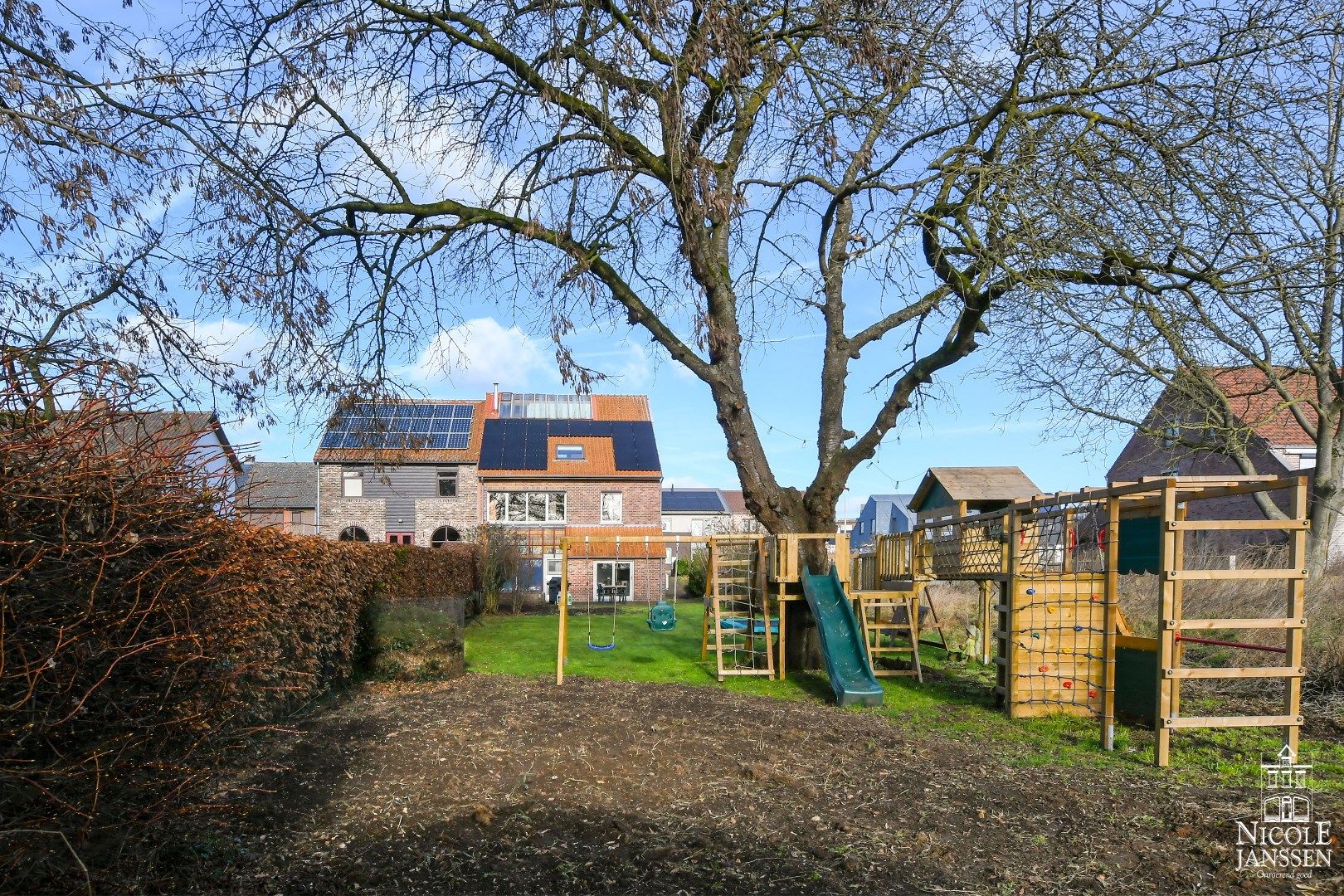 Bijzonder energiezuinige halfvrijstaande woning met diepe tuin 