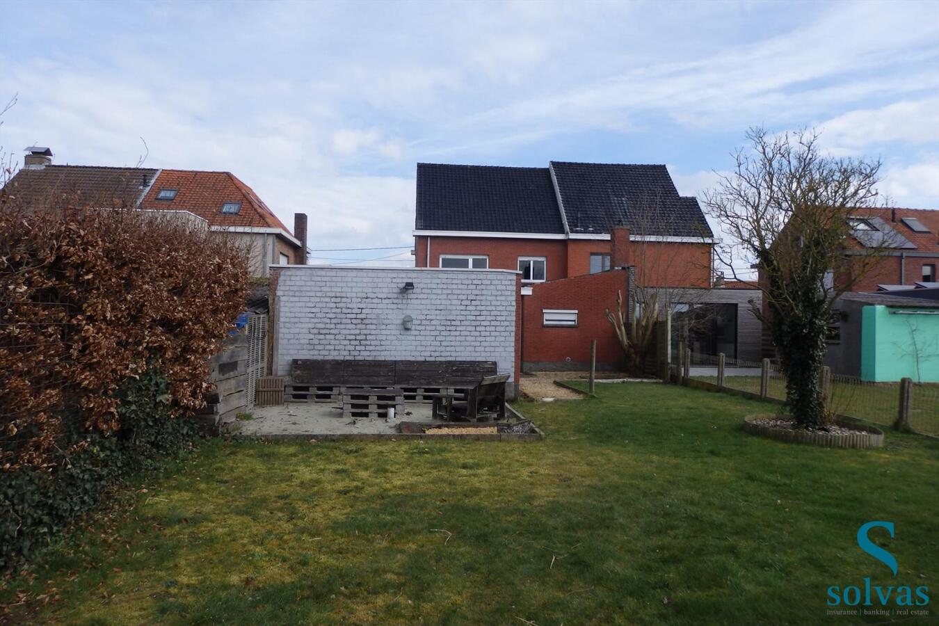 Halfopen woning met 3 slaapkamers en leuke tuin. 