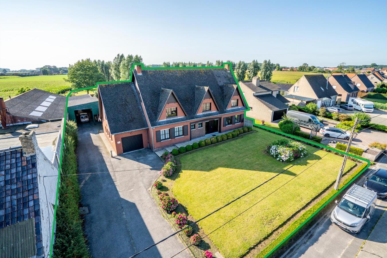 Grote woning met 6 slaapkamers en atelier op 2645 m&#178; te Koekelare 