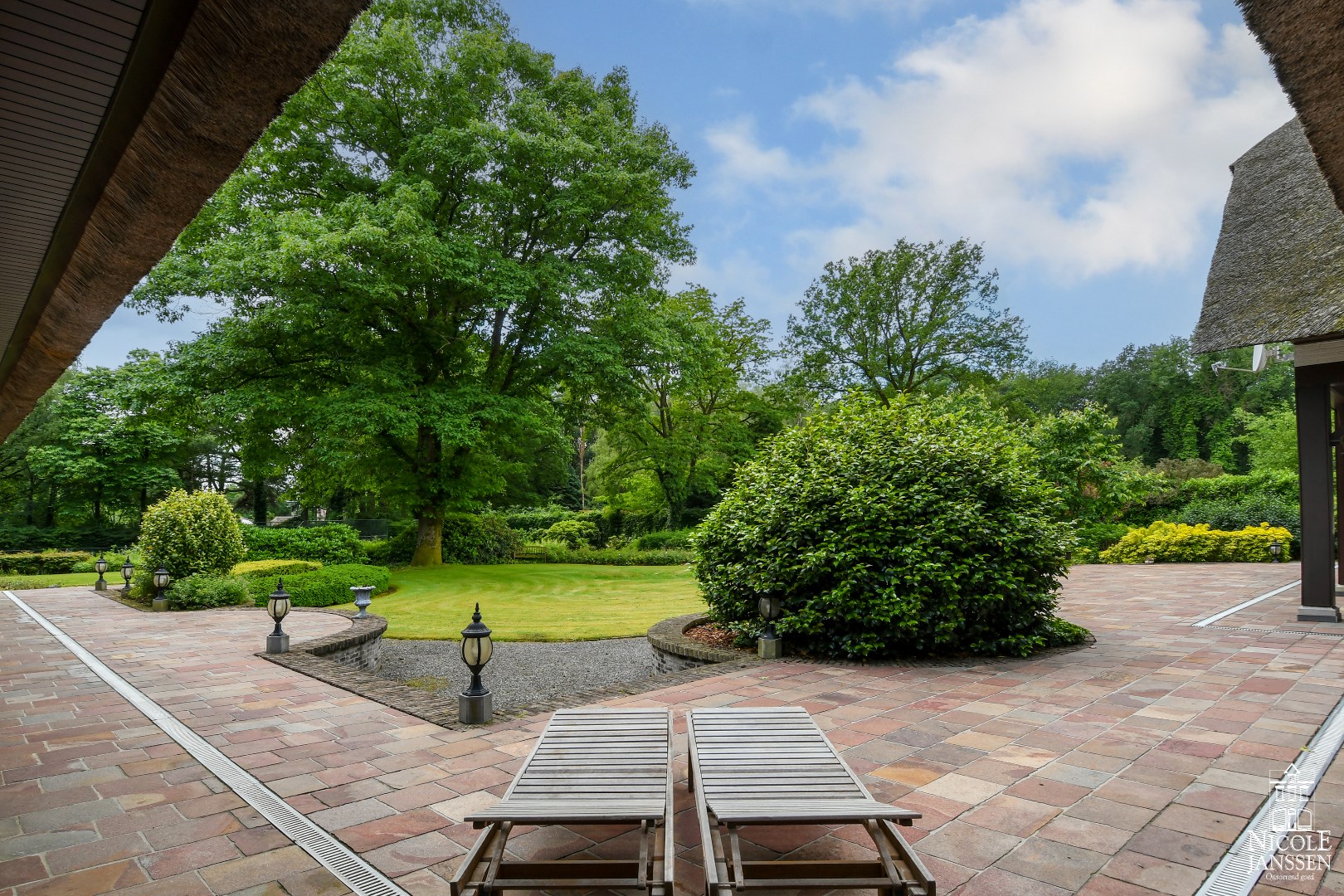 Op het terras kan u bijna de hele dag genieten van de zon