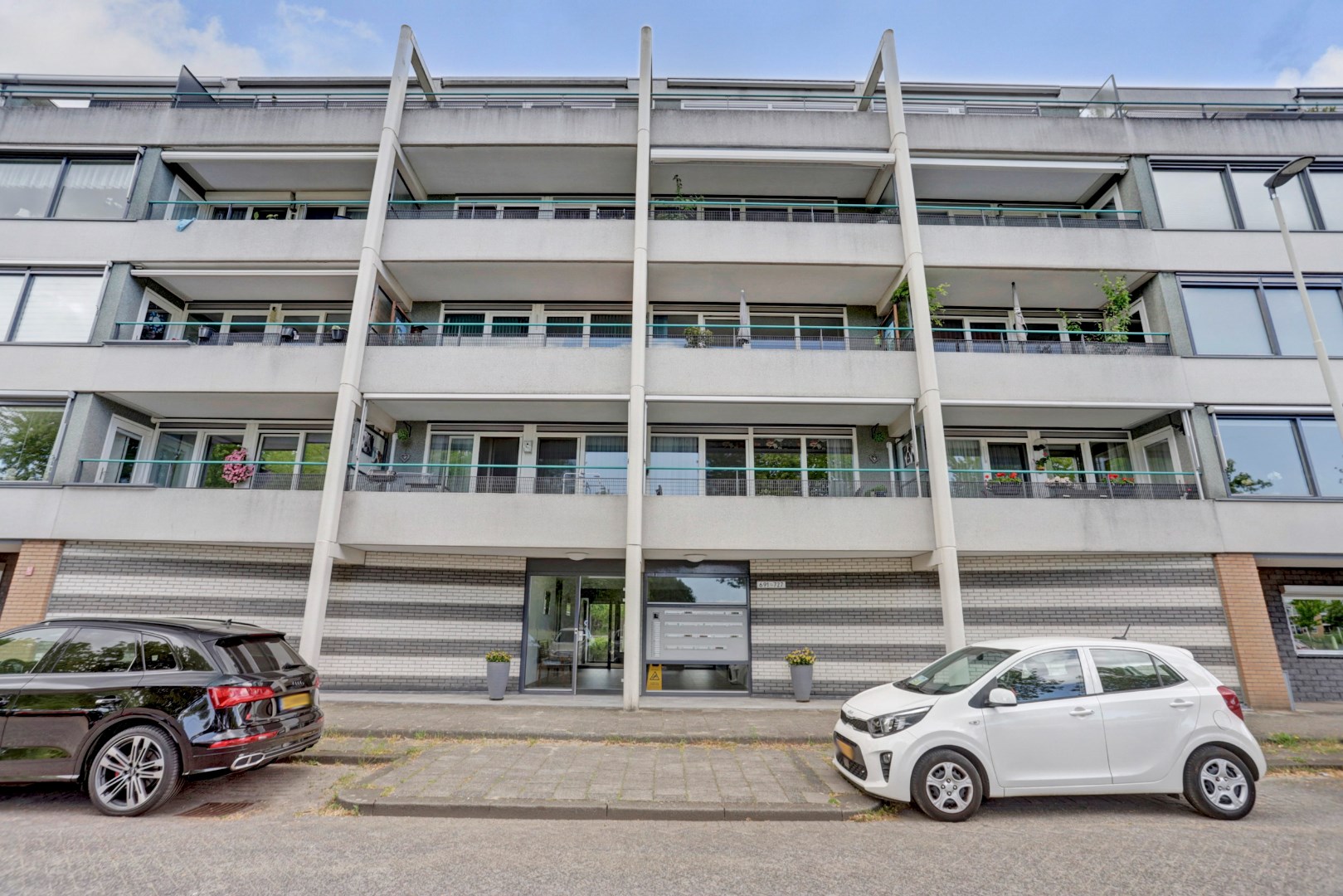 Op een fantastische locatie gelegen 3-kamer woning op de 1e etage met uitzicht op &quot;de Vijver&quot; van Prinsenland. 
