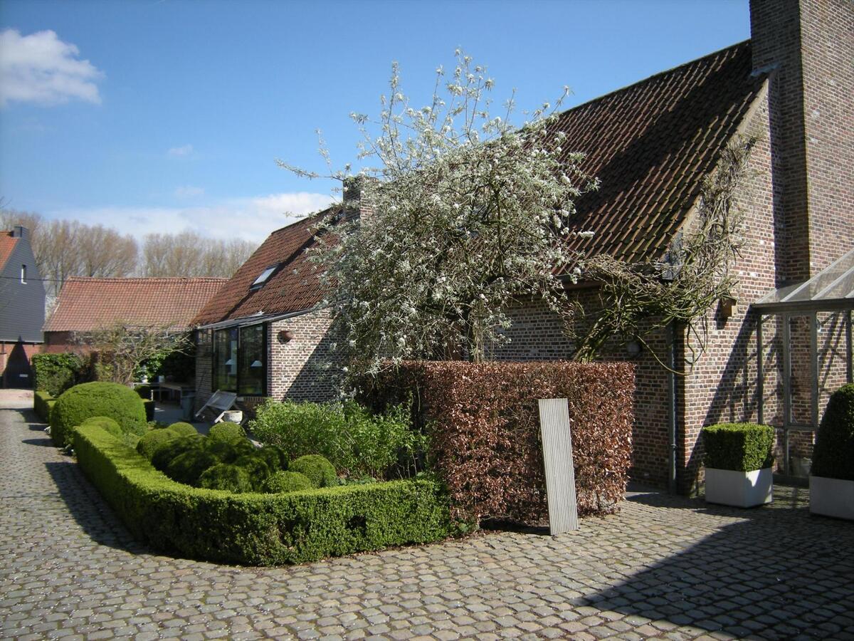 Charmant landhuis met bijgebouwen op ca. 76a 