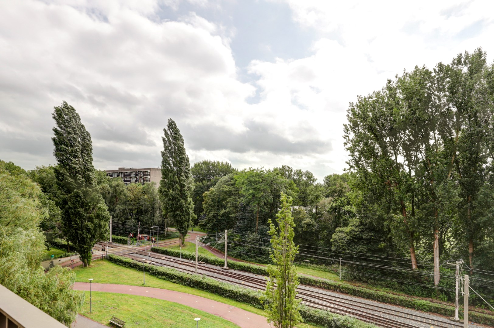 Op zoek naar een instapklaar 4-kamerappartement welke in 2021/22 geheel is gemoderniseerd? Dan is dit leuke en gemoderniseerde appartement op de 5e verdieping is dan zeker de moeite waard om te komen. 