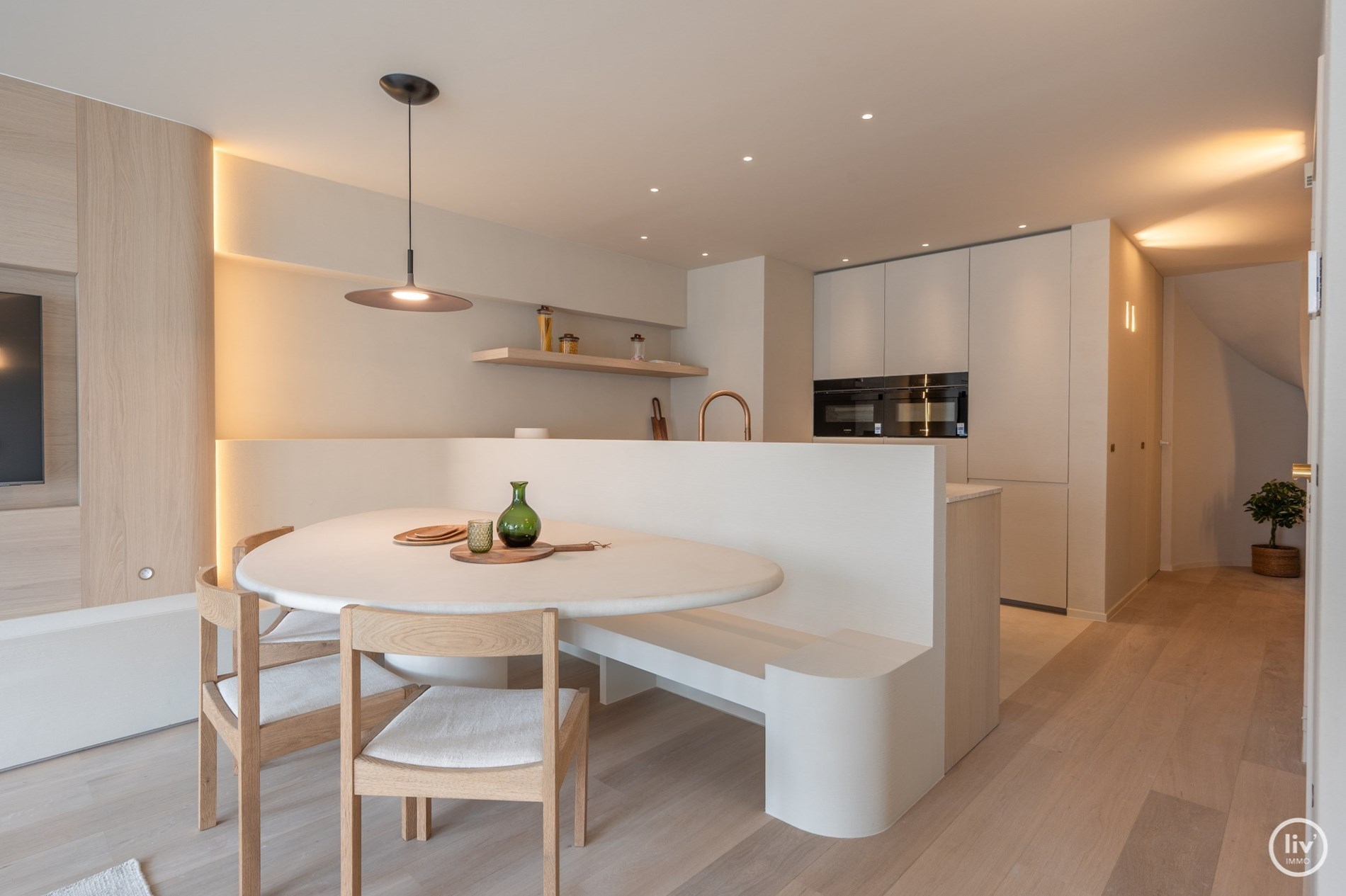 Appartement en duplex de 3 chambres r&#233;nov&#233; de mani&#232;re unique avec 2 grandes terrasses ensoleill&#233;es, situ&#233; &#224; distance de marche de la digue Albertstrand. 