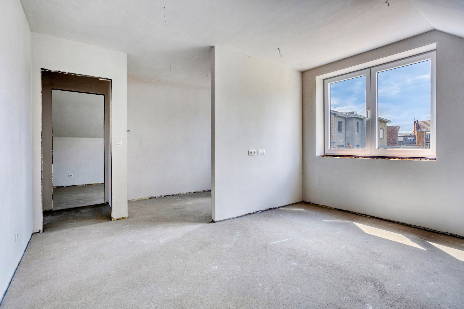 Nieuwbouwwoning met 3 slaapkamers nabij het centrum van Halle. 