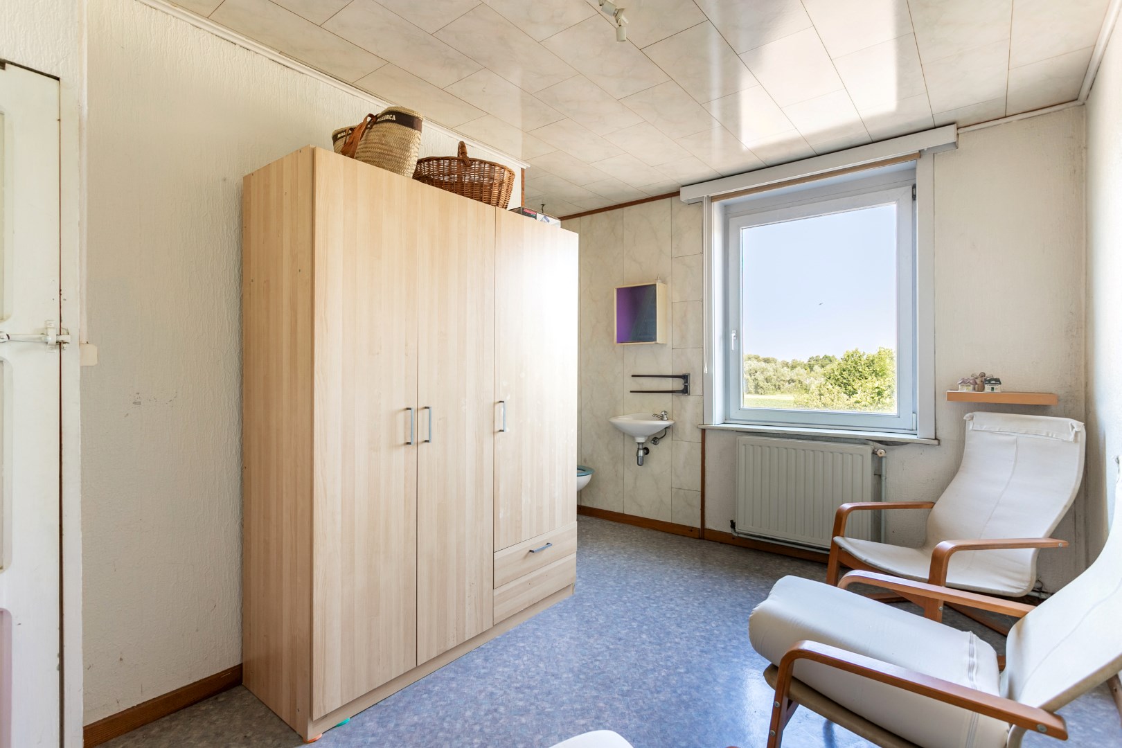 Op te frissen woning met 2 &#224; 3 slpk en tuin te Buizingen. 