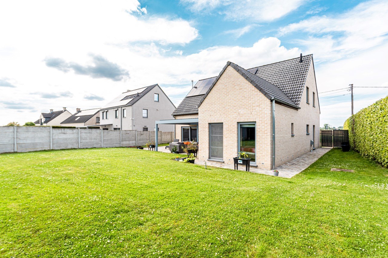 Maison moderne dans un endroit calme, avec 4-5 chambres, garage et jardin 