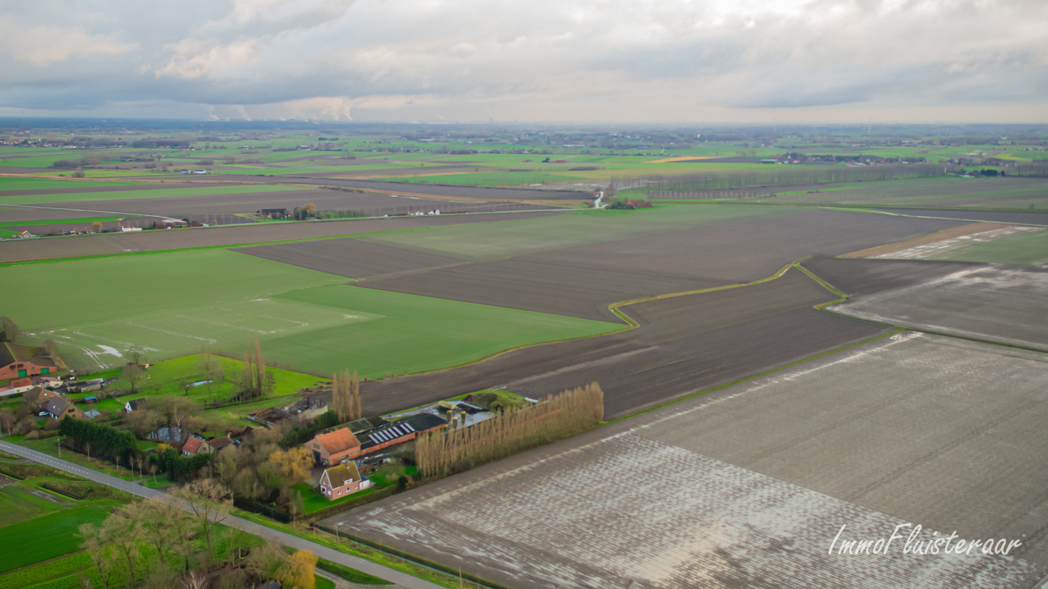 Markante hofstede met aanpalende loodsen op ca. 1,35ha te Watervliet. 