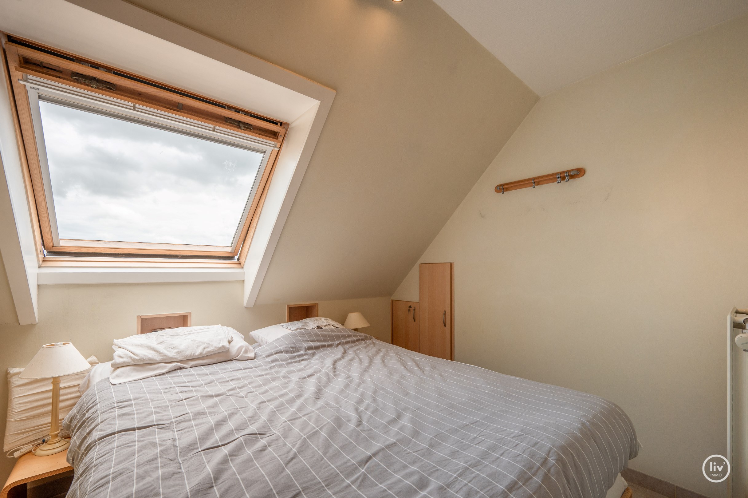 Instapklaar duplexappartement met 2 slaapkamers en grote terrassen (Zijdelings Zeezicht) gelegen op de Lippenslaan. 
